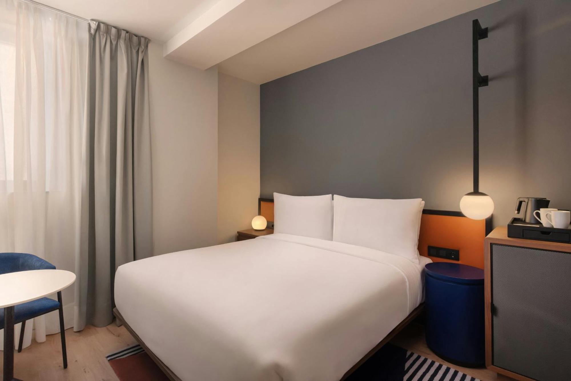 Aloft Queen Room