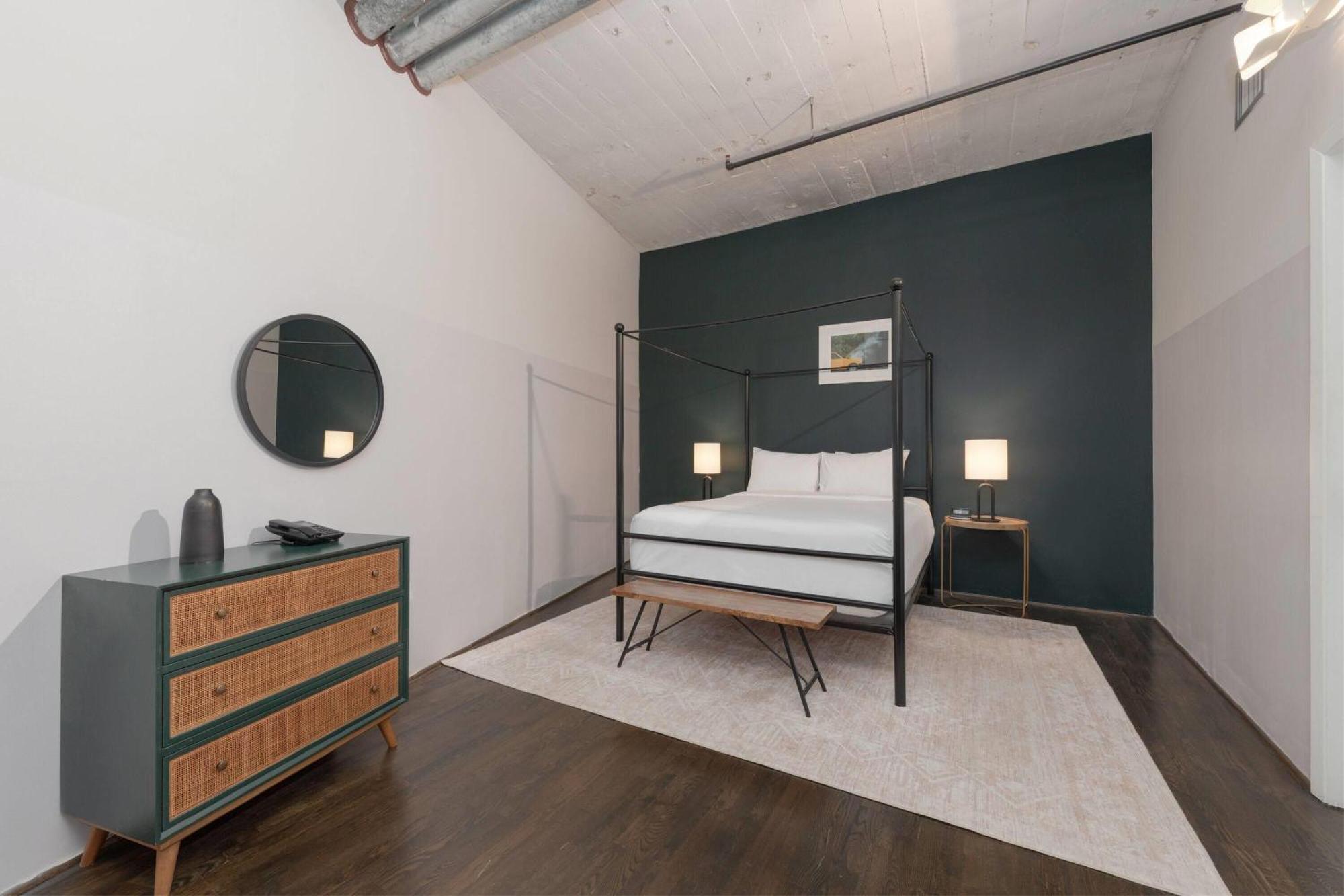 Deluxe Apartment Suite One Queen Bed