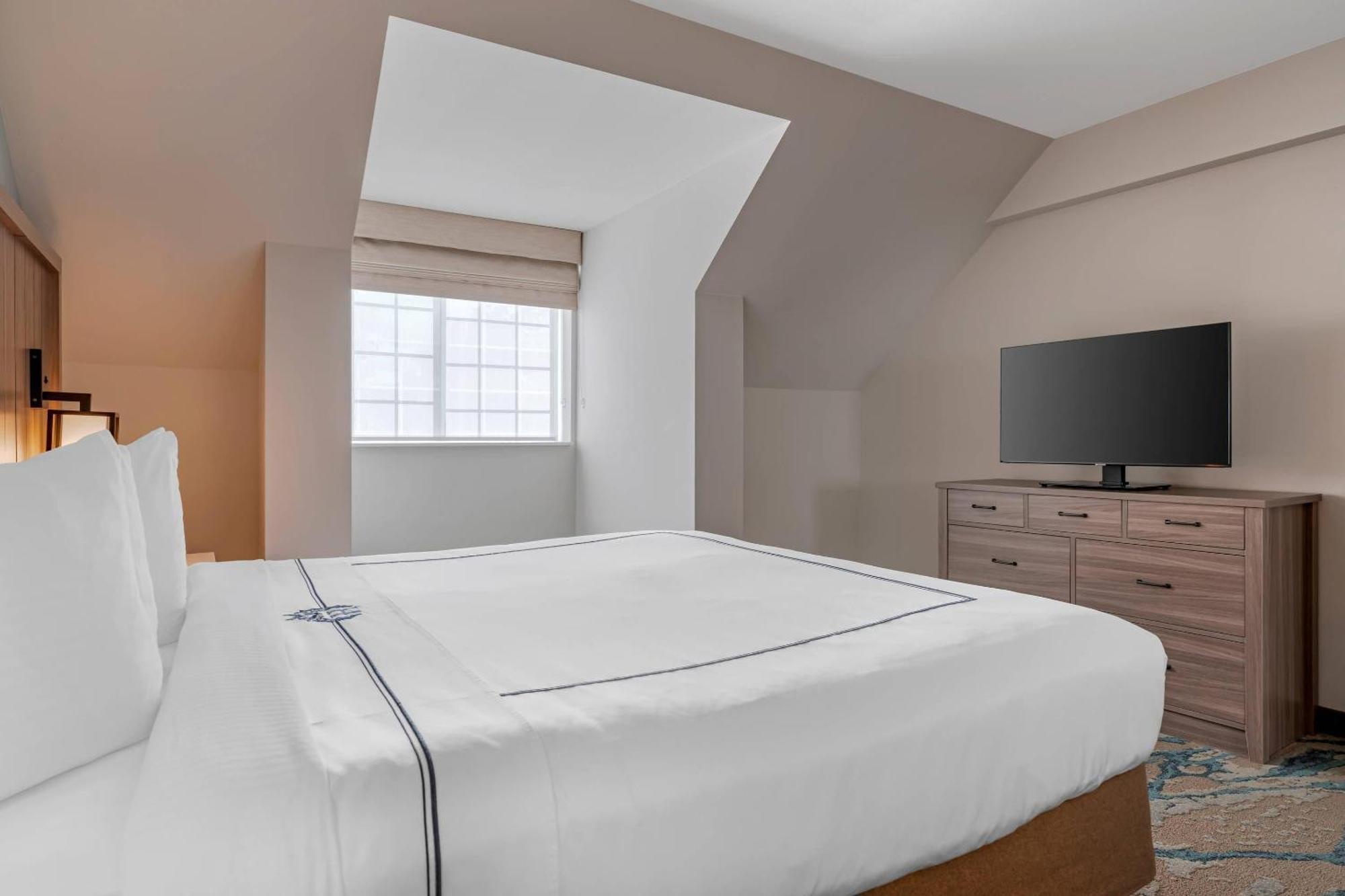 Queen Suite with Two Queen Beds and Sofa Bed - Non Smoking