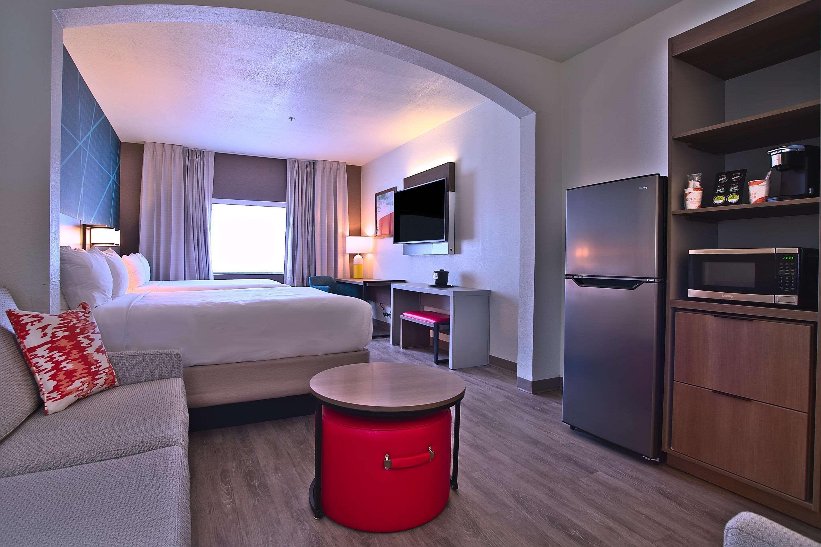Queen Suite Two Queen Beds Sitting Area Non-Smoking