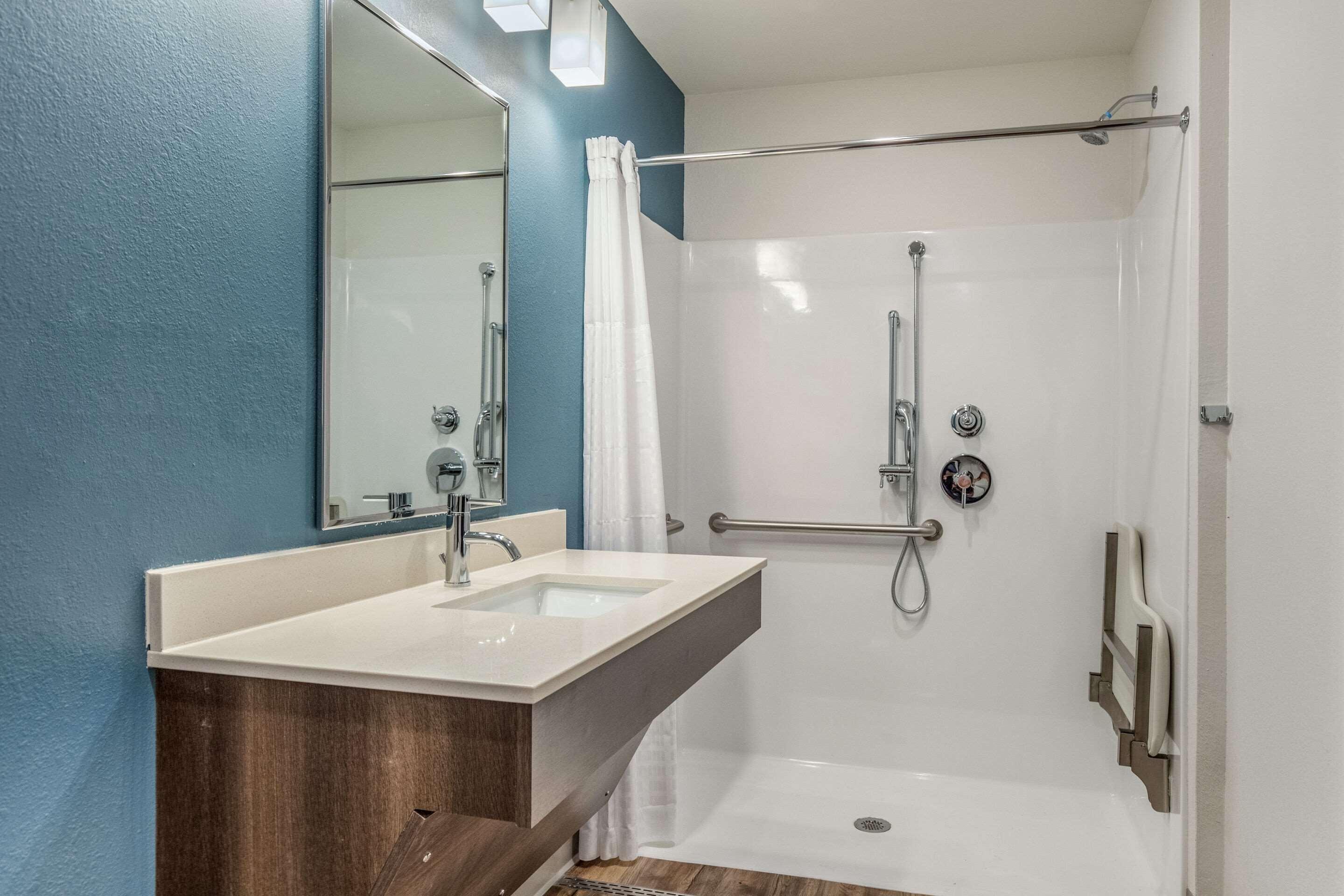Queen Room Roll Shower Disability Access or Non Smoking