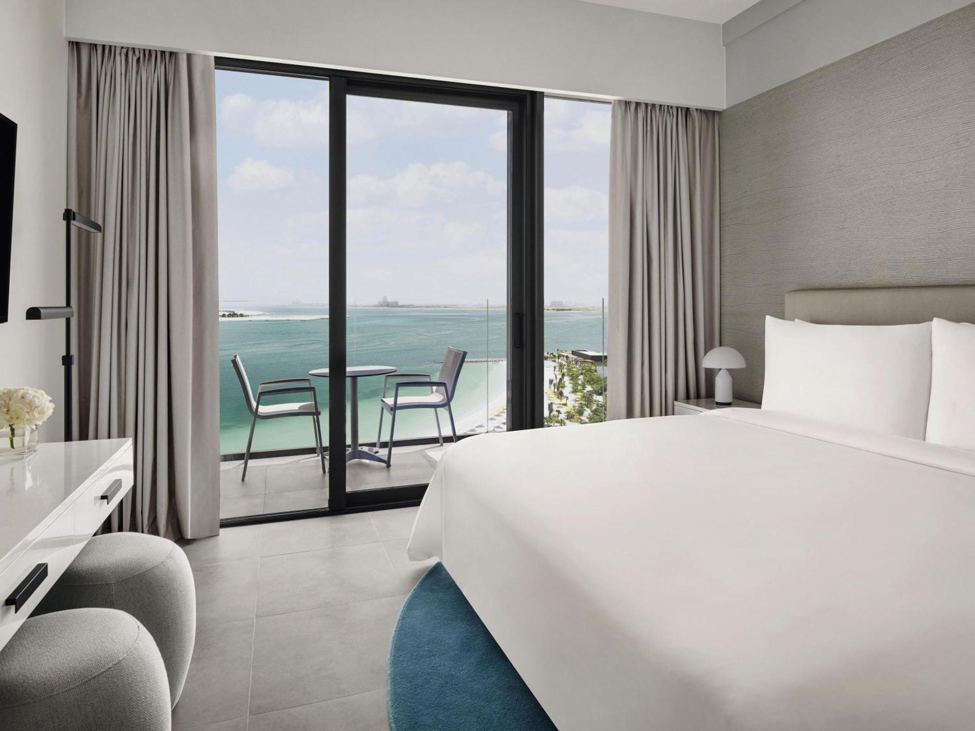 Premium Zimmer mit Kingsize-Bett und Pool
