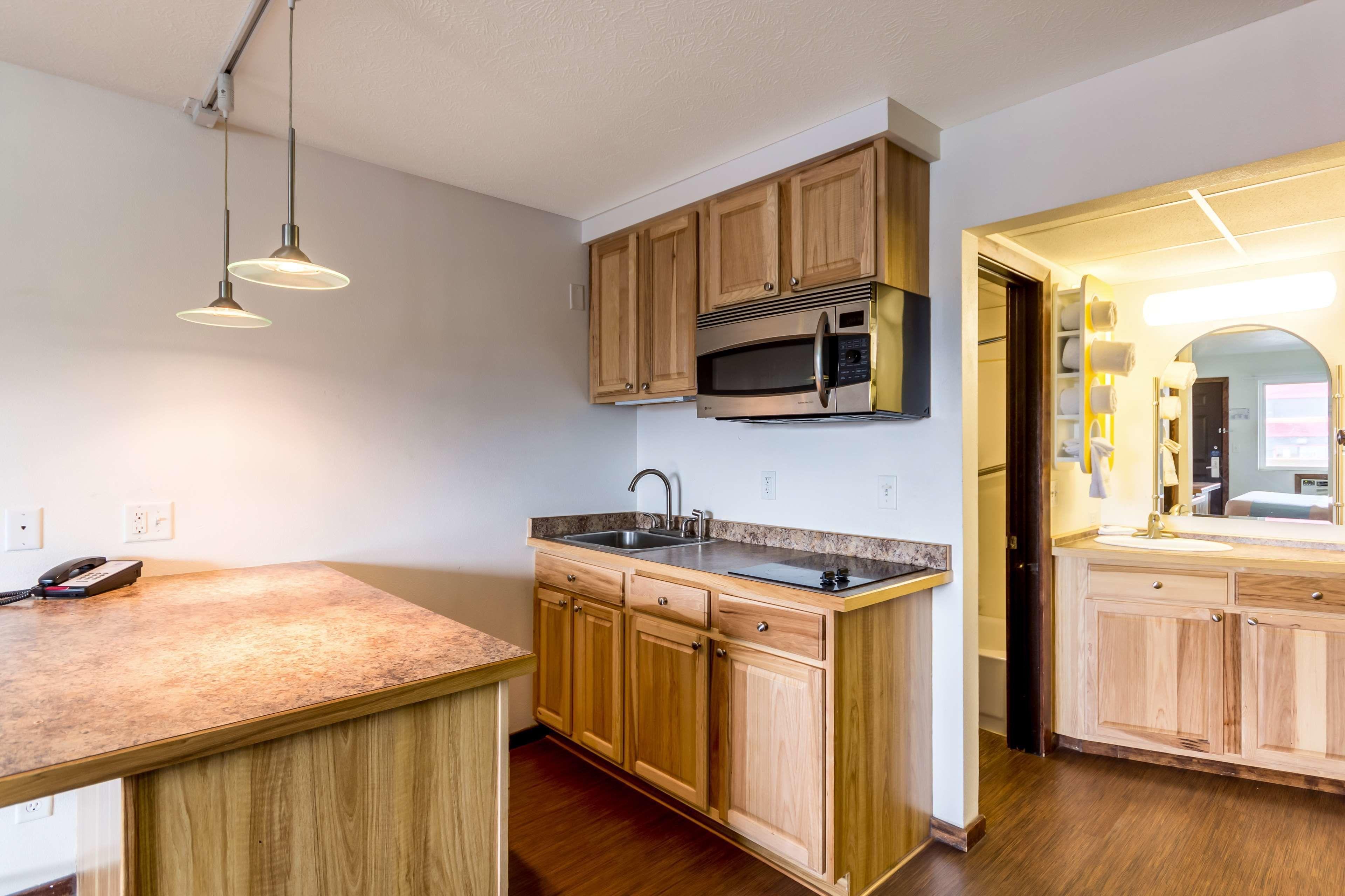1 Queen Bed | Non-Smoking Kitchen