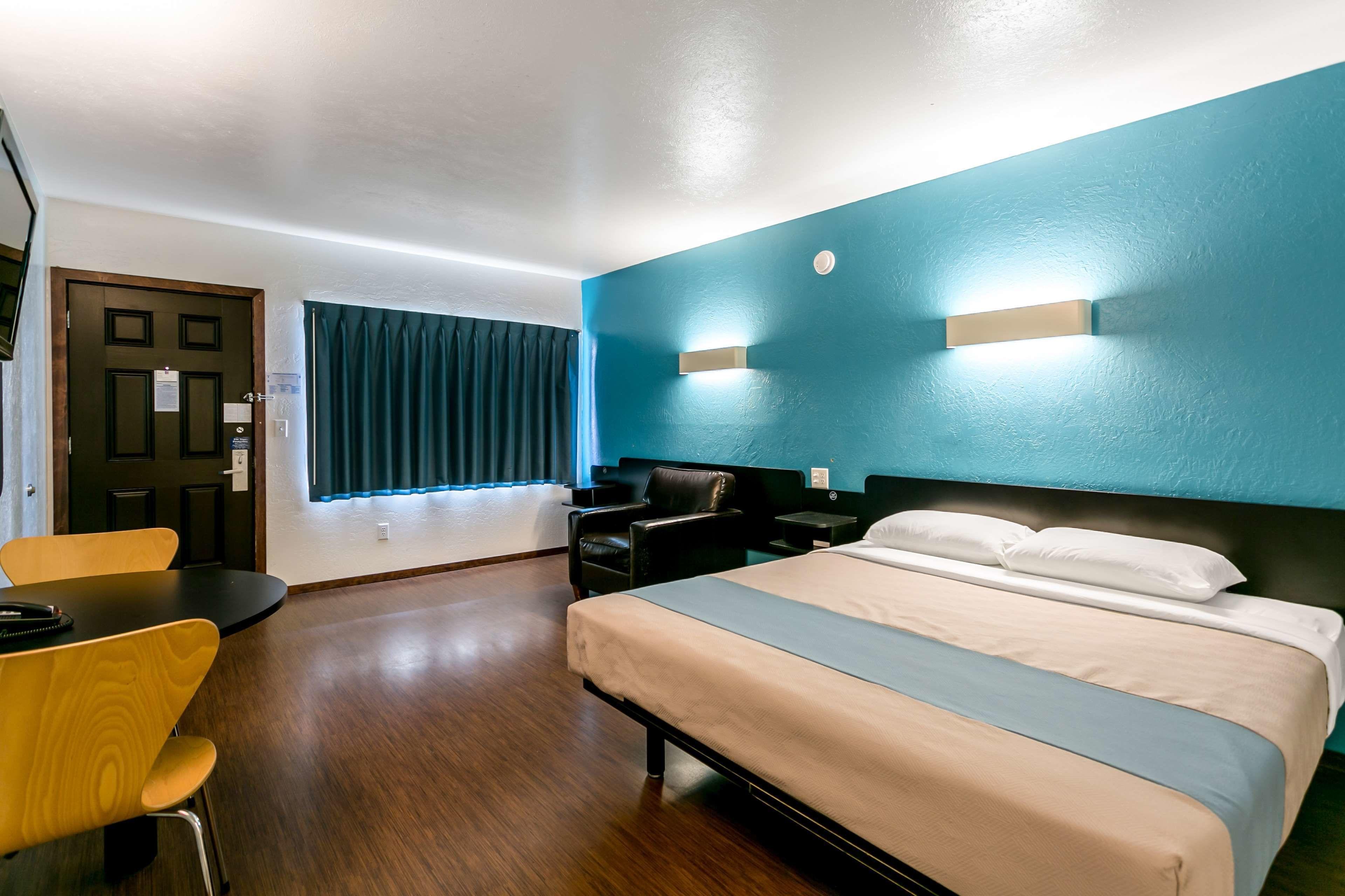 1 Queen Bed | Non-Smoking Kitchen