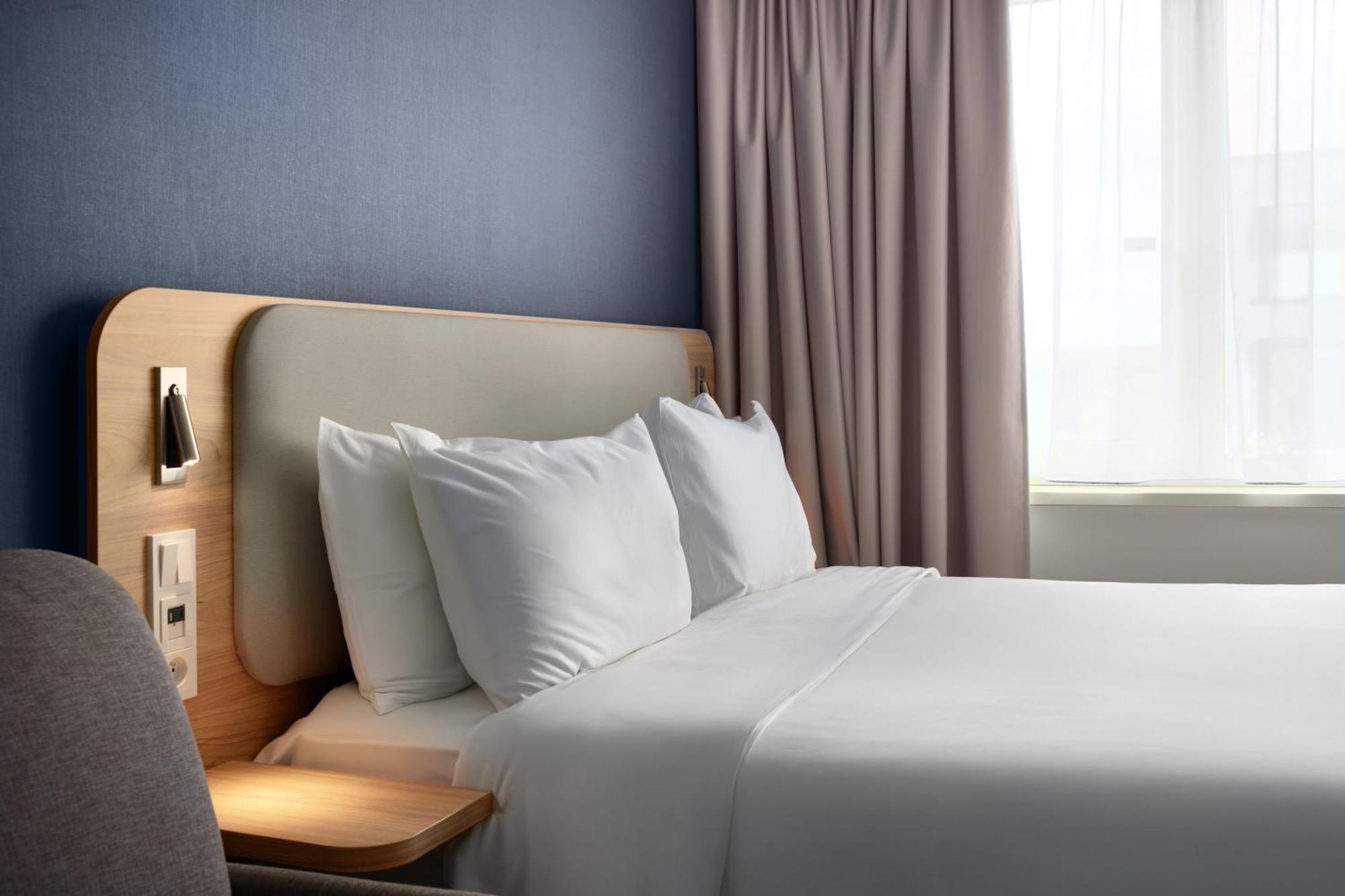 Standaard Kamer met Queensize Bed en Eenpersoonsslaapbank - Gratis Ontbijt