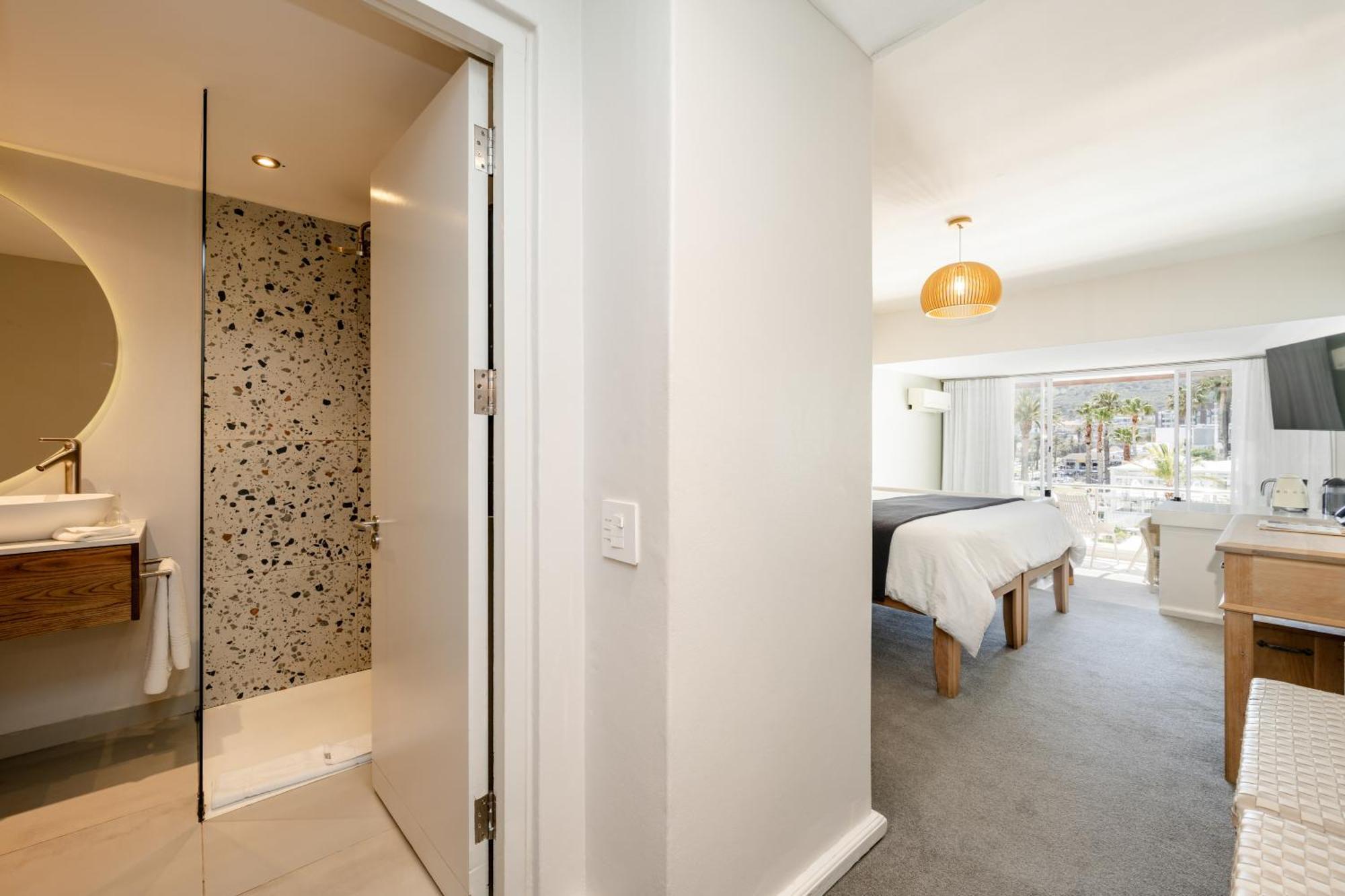 Sea Pool Room