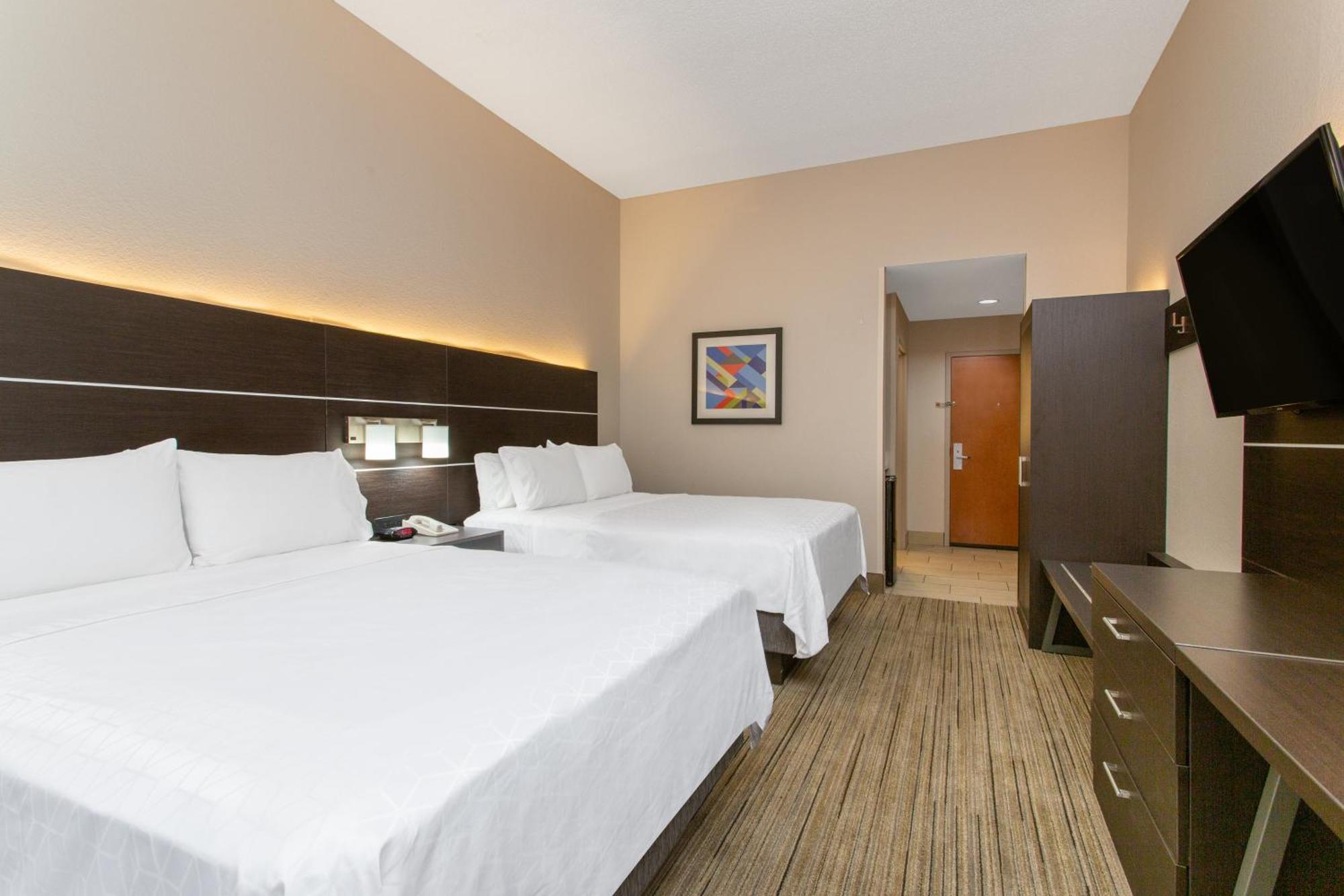 Standard Queen Room Two Queen Beds