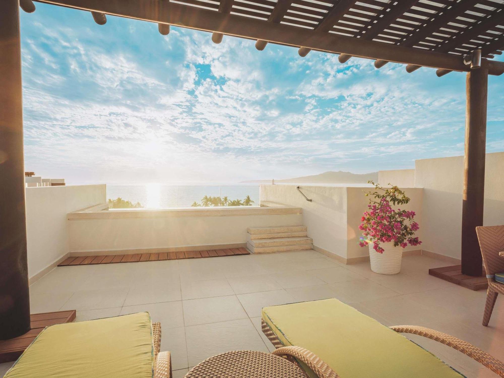 One-Bedroom King Room Balcony Private Pool Kitchen or Roof Top