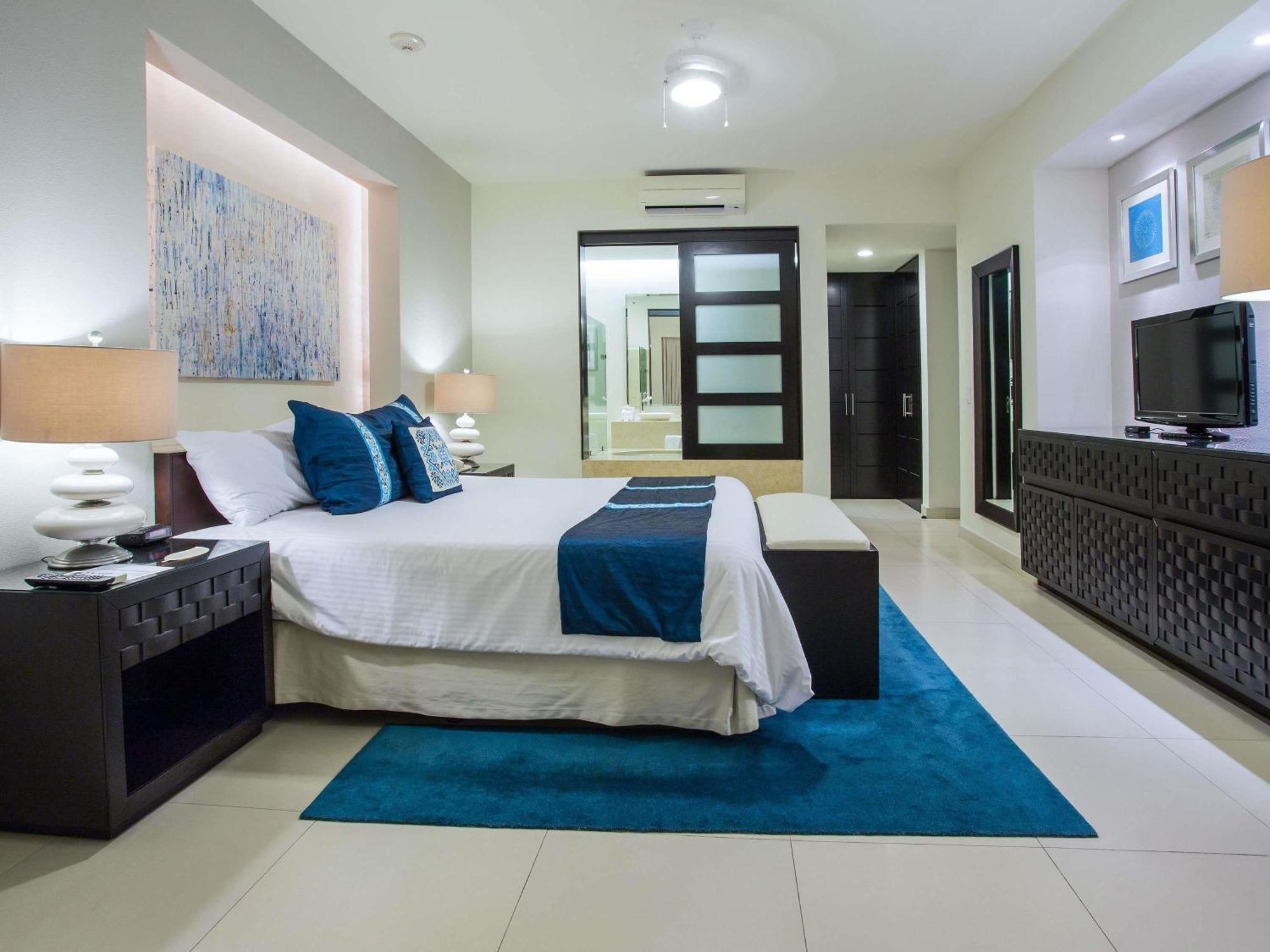 One-Bedroom King Room Two Double Beds Balcony or Terrace Kitchen