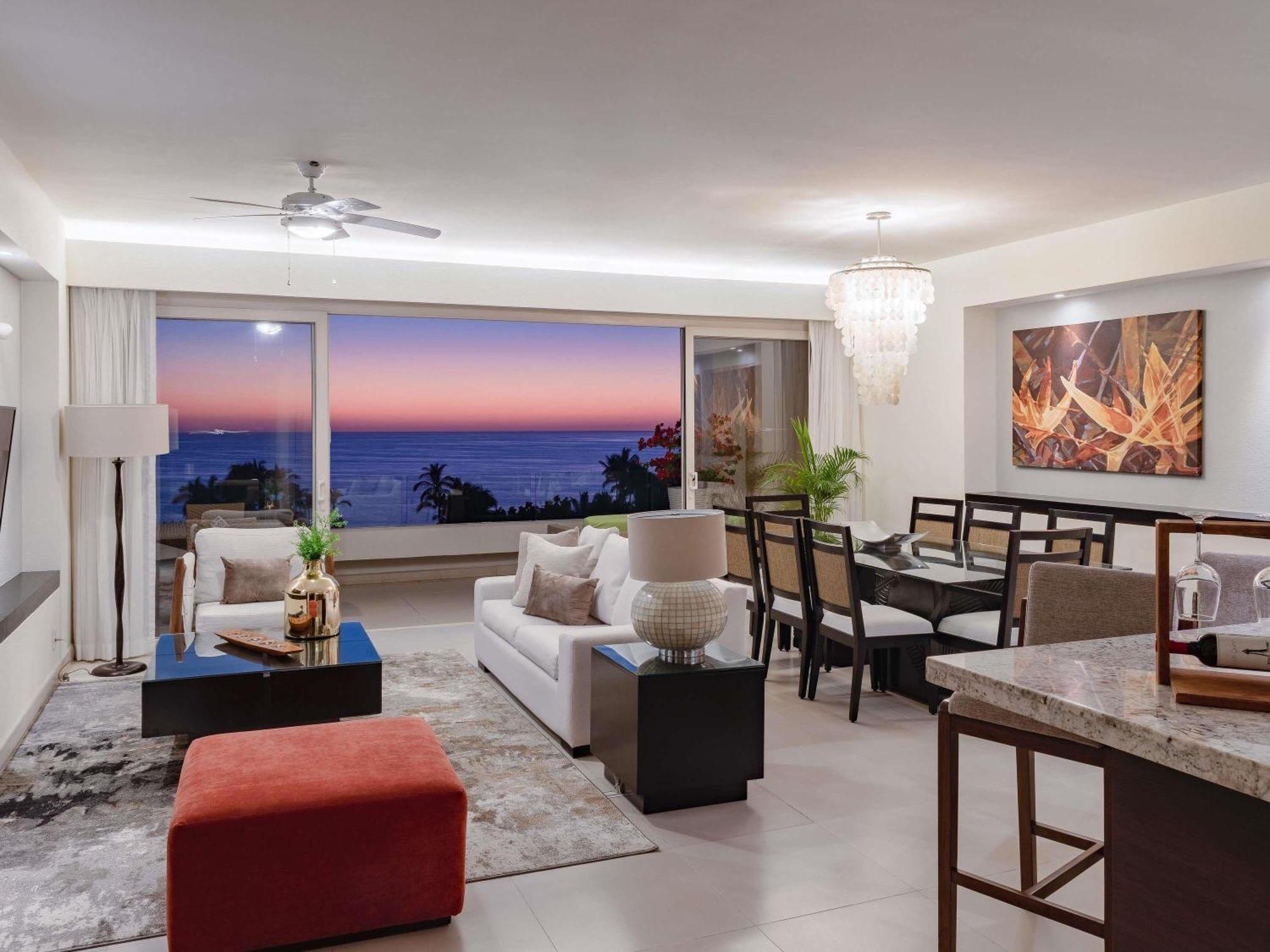 One-Bedroom King Room Two Double Beds Private Pool Balcony or Kitchen