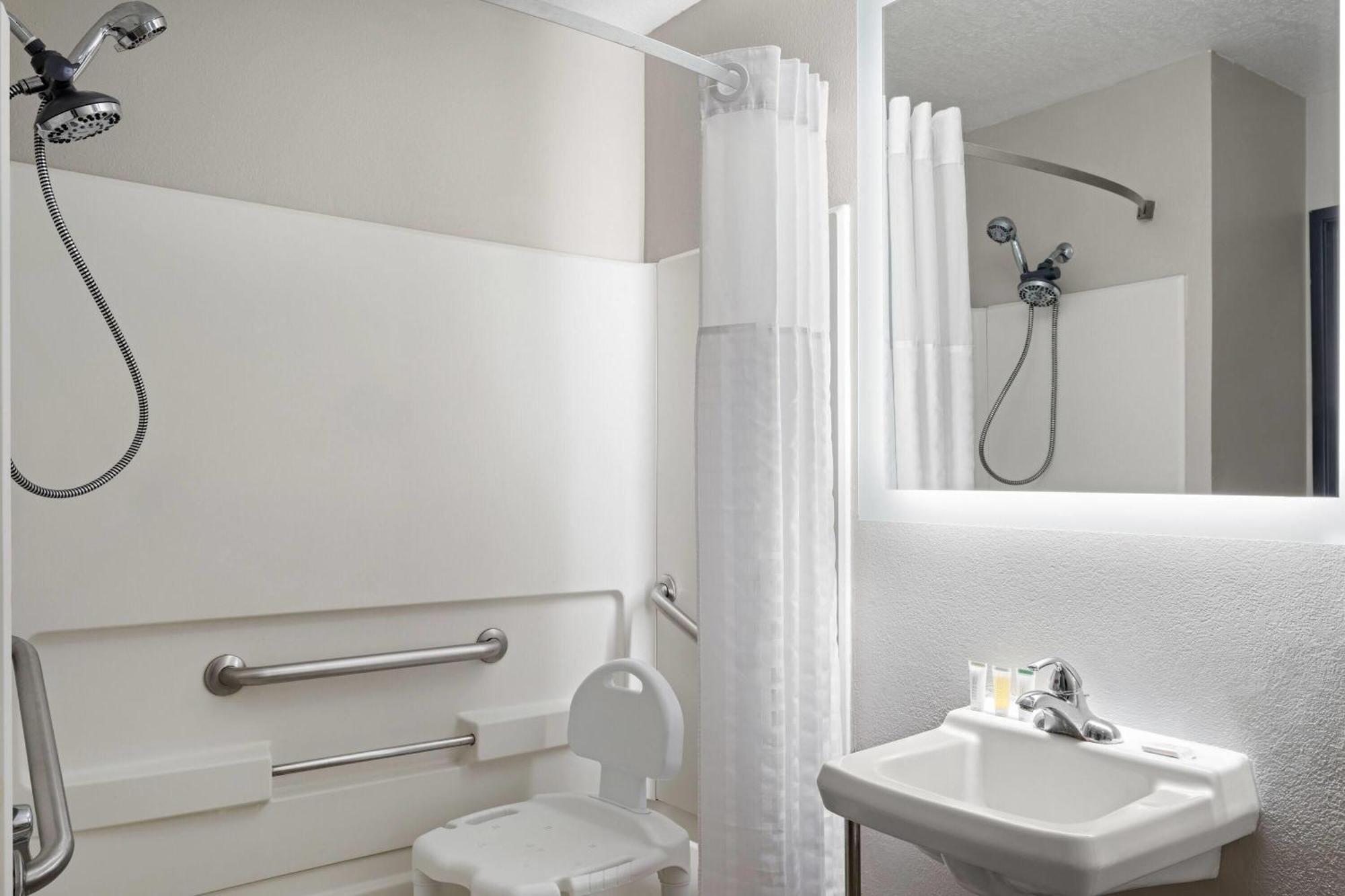 Queen Room - Disability Access/Non-Smoking