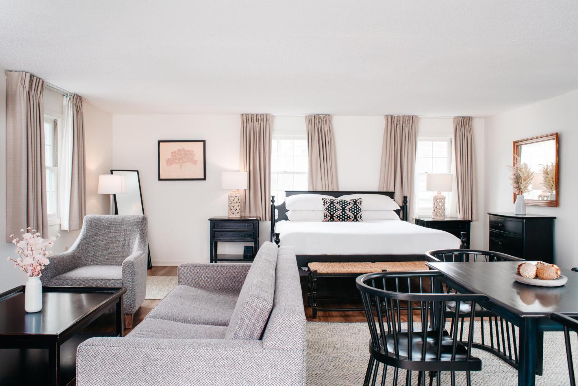 Deluxe King Suite