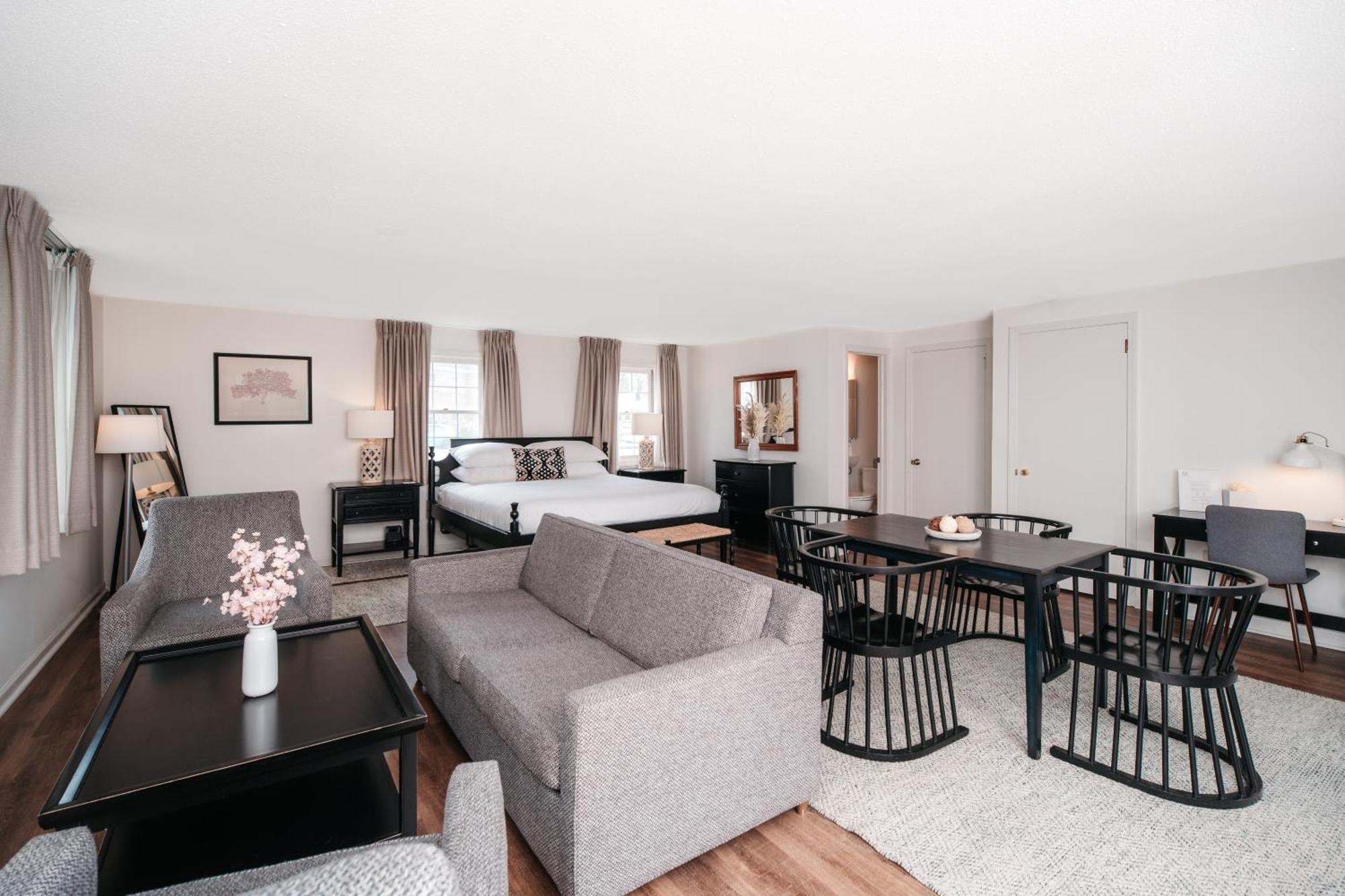 Deluxe King Suite
