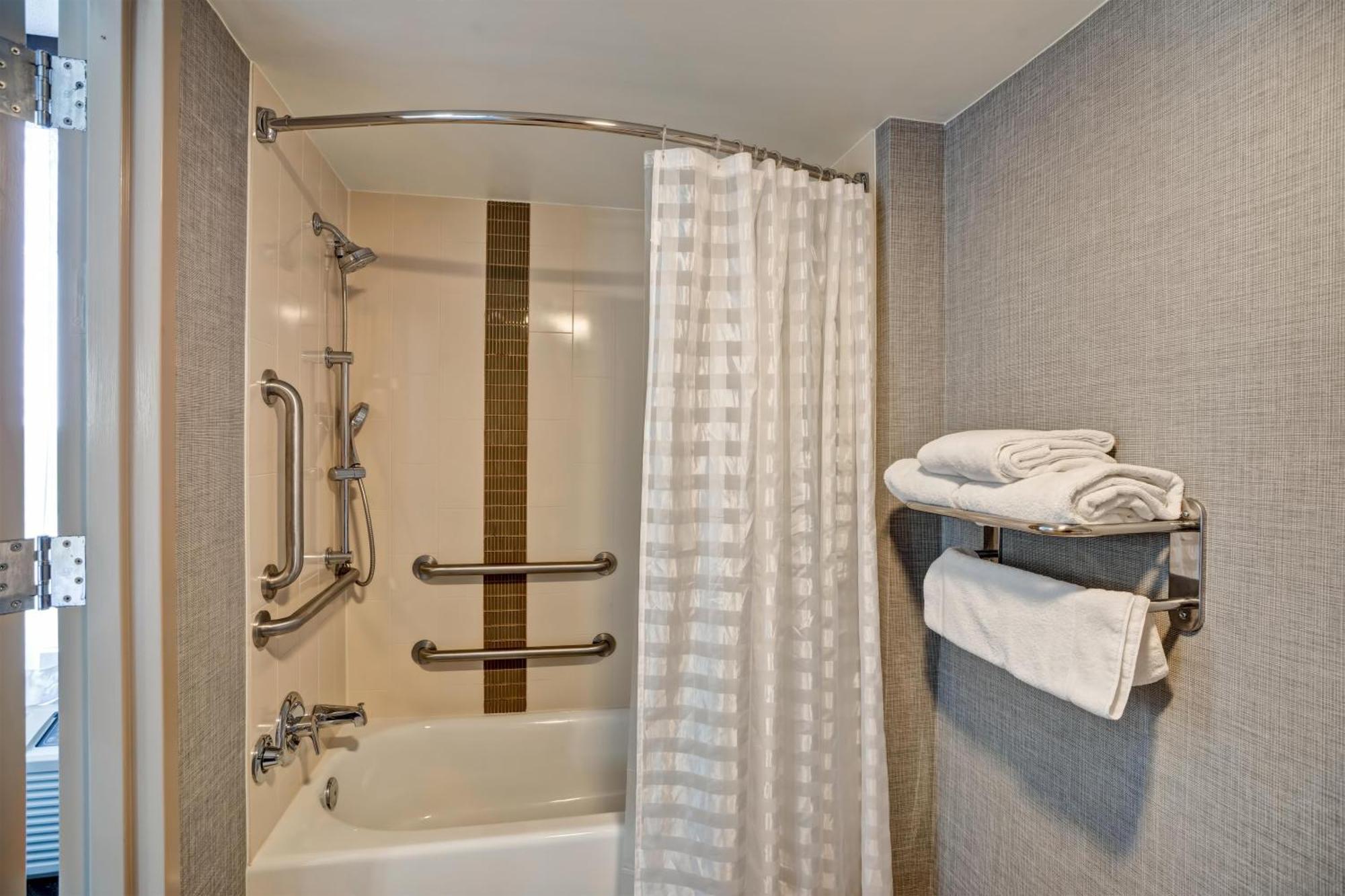 Queen Room Two Queen Beds Bath Tub Mobility Accessible