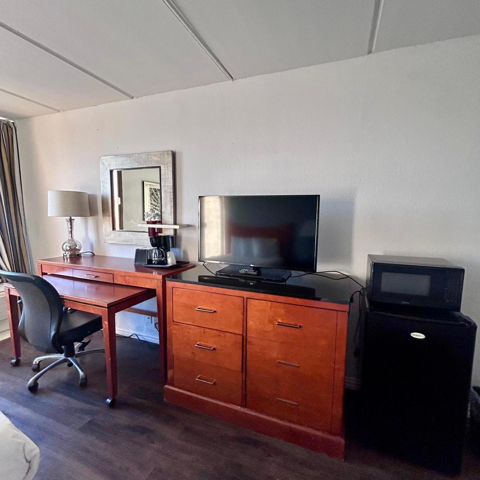 SINGLE BED SITTING AREA Non-Smoking