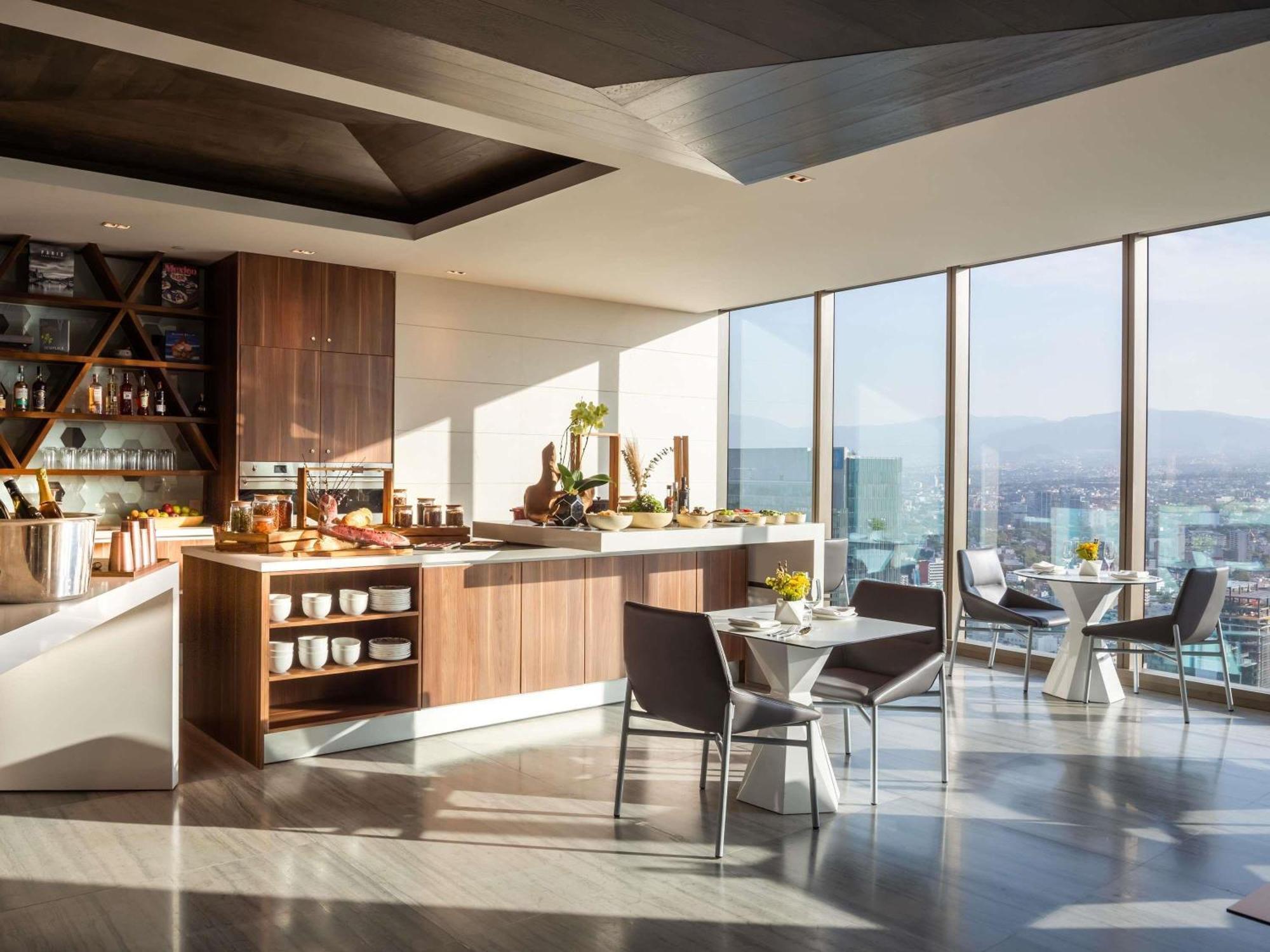 Habitación Superior con acceso al club Millésime y vistas al perfil urbano - Cama extragrande