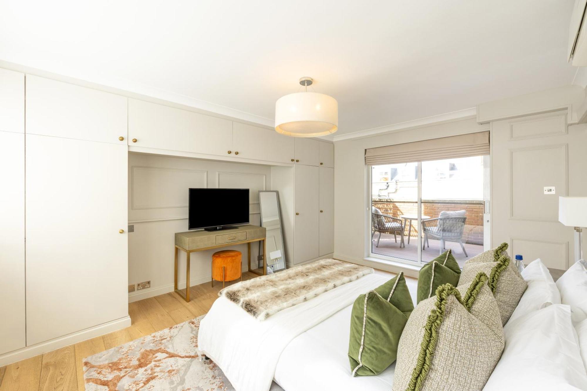 The Royal Albert Memorial Apartment