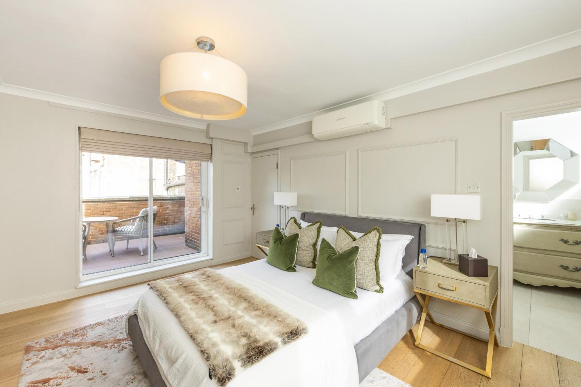 The Royal Albert Memorial Apartment