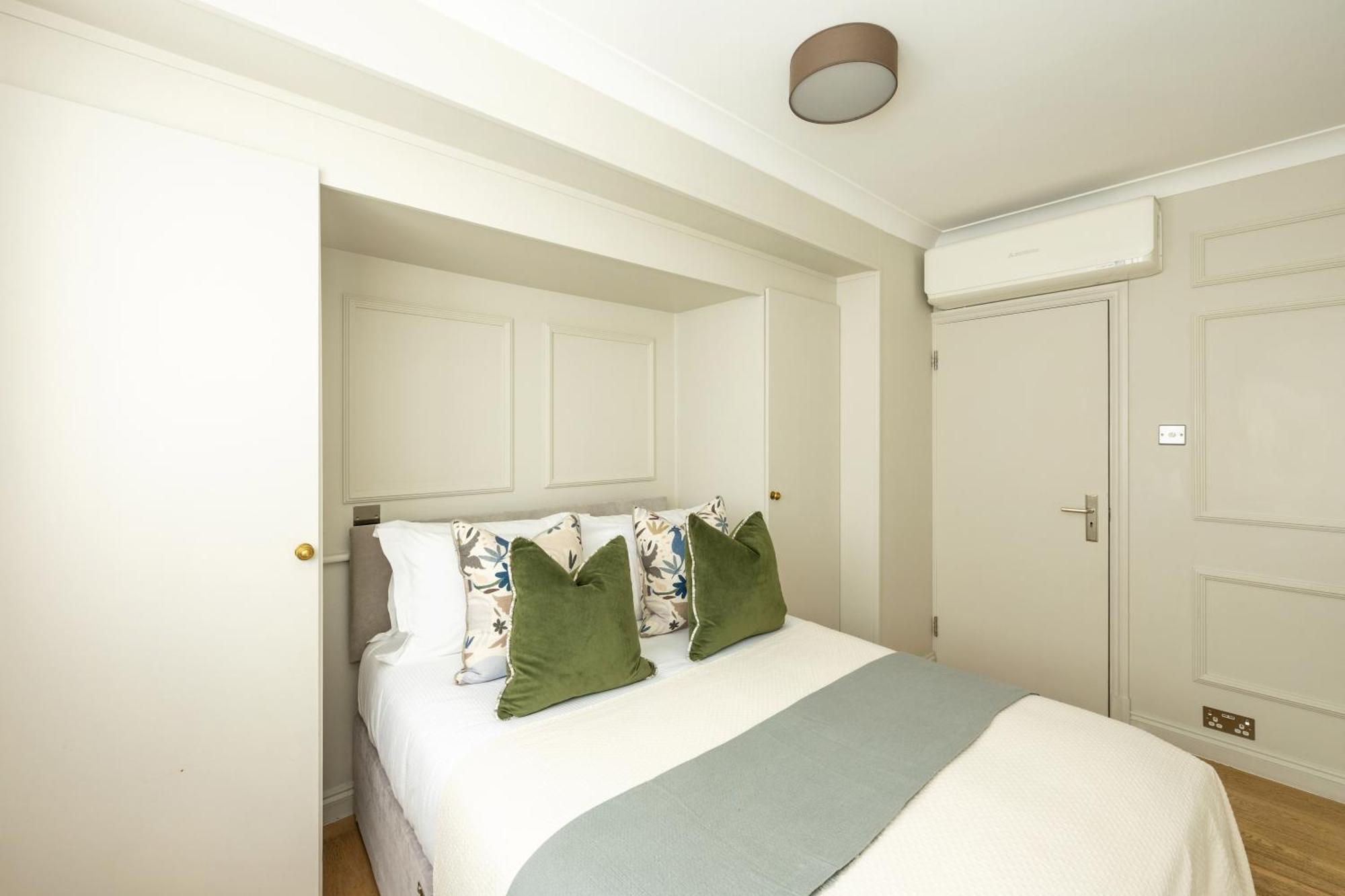The Royal Albert Memorial Apartment