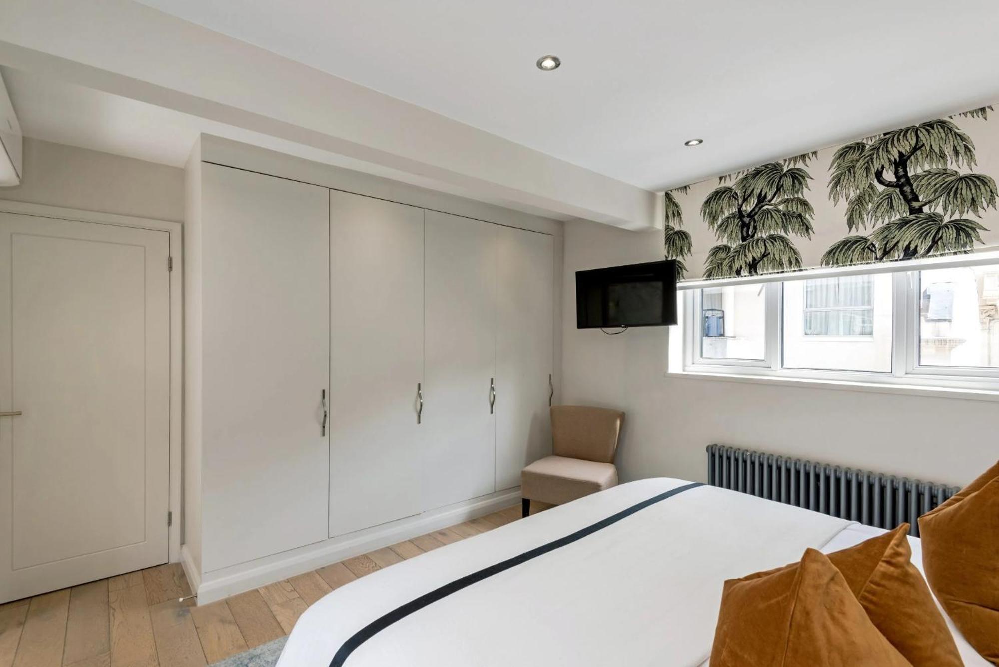 The Buckingham & Lloyds Apartment