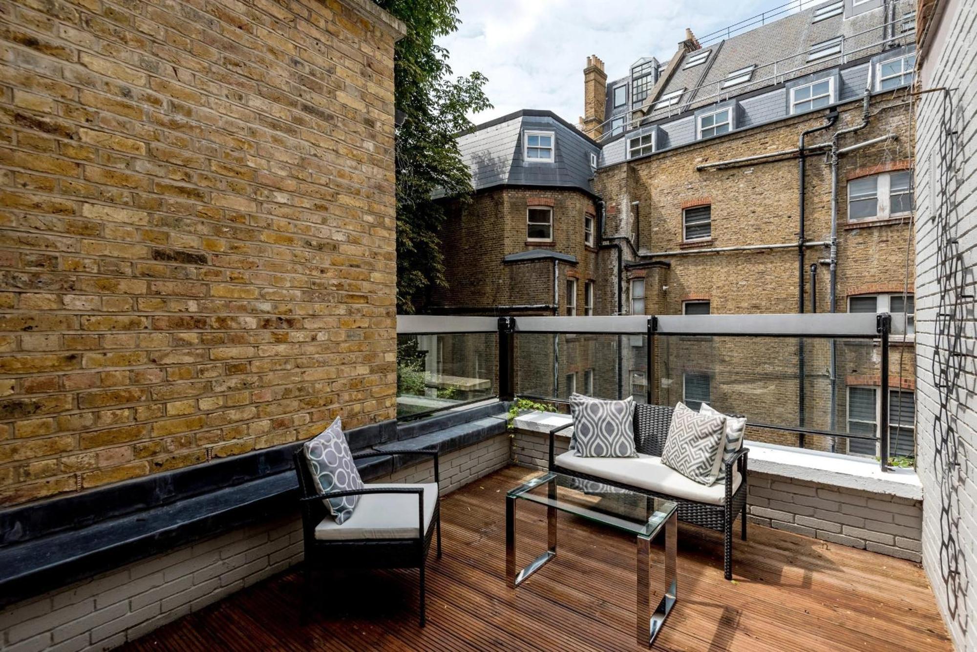 The Buckingham & Lloyds Apartment