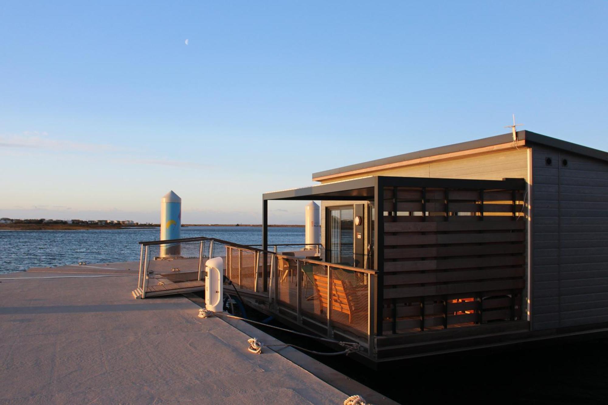 One-Bedroom LodgeBoat Grand Large Side