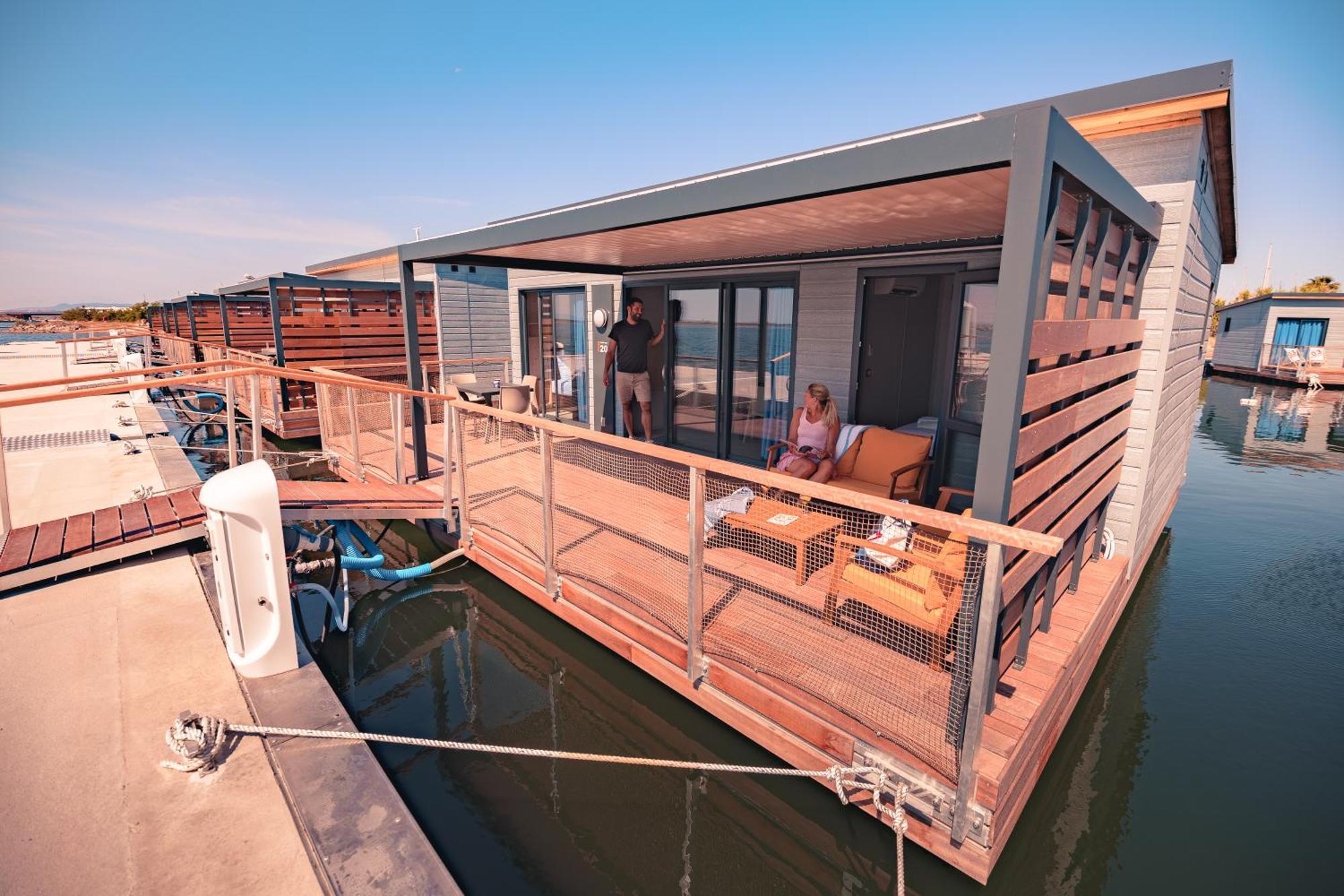 One-Bedroom LodgeBoat Grand Large Side