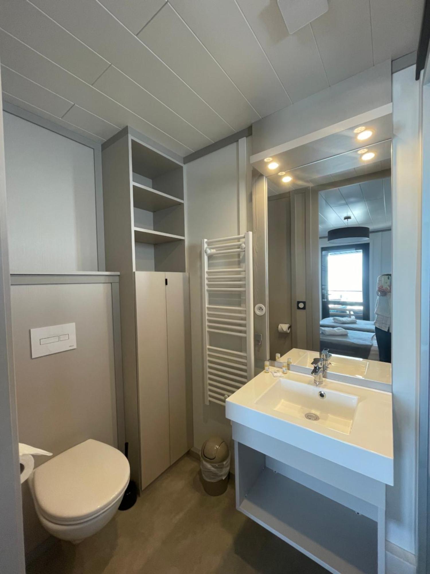 Two-Bedroom LodgeBoat Grand Large Side