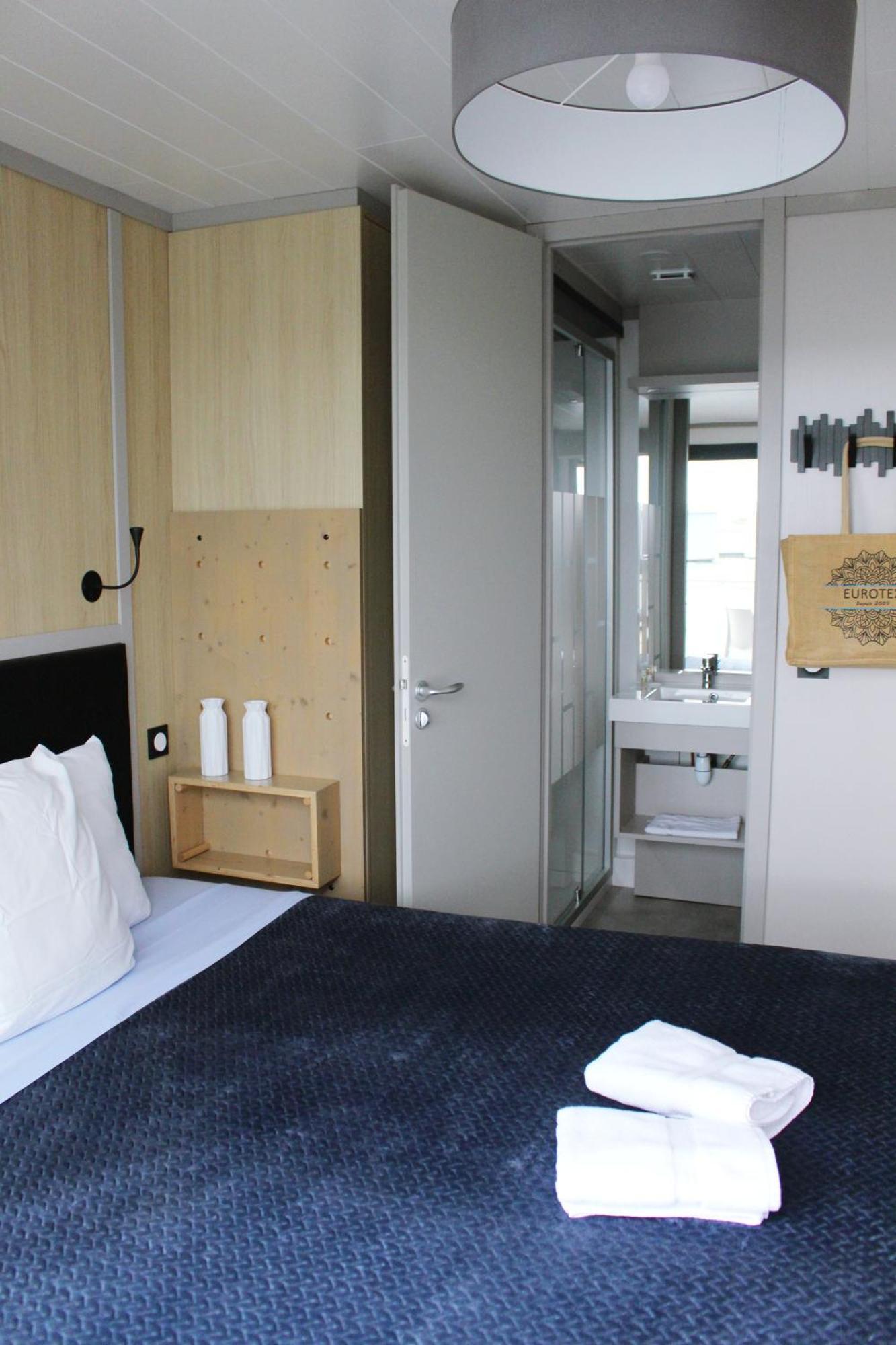 One-Bedroom LodgeBoat Yacht Club Side