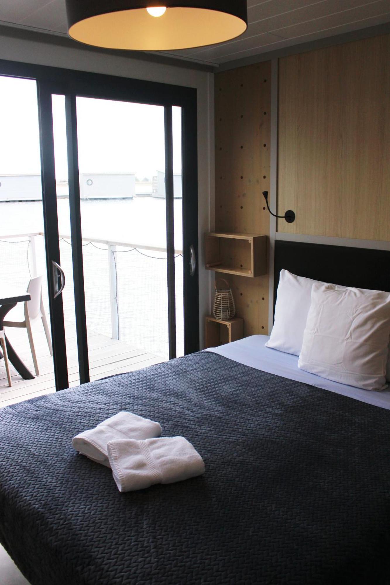 One-Bedroom LodgeBoat Yacht Club Side