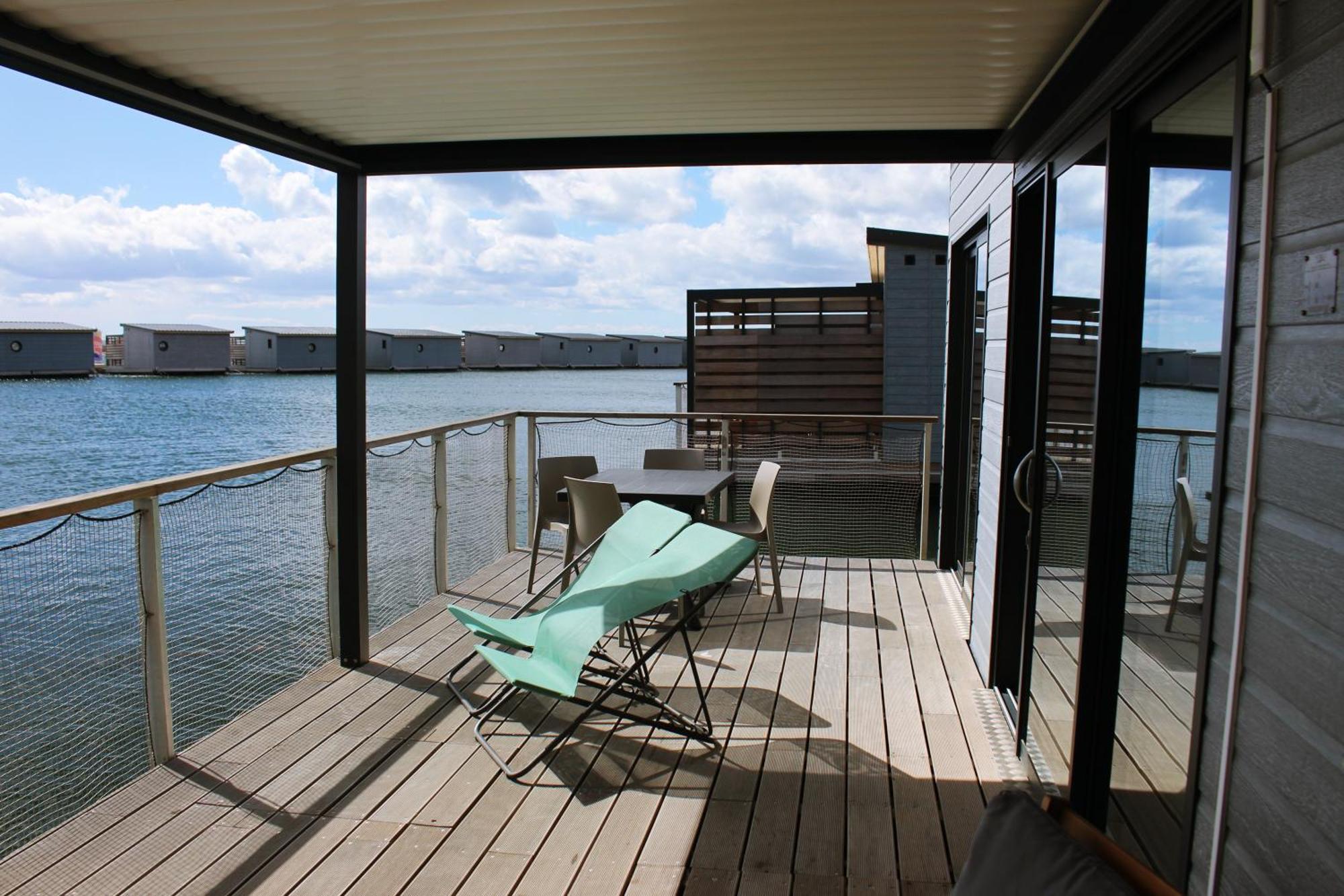 One-Bedroom LodgeBoat Yacht Club Side