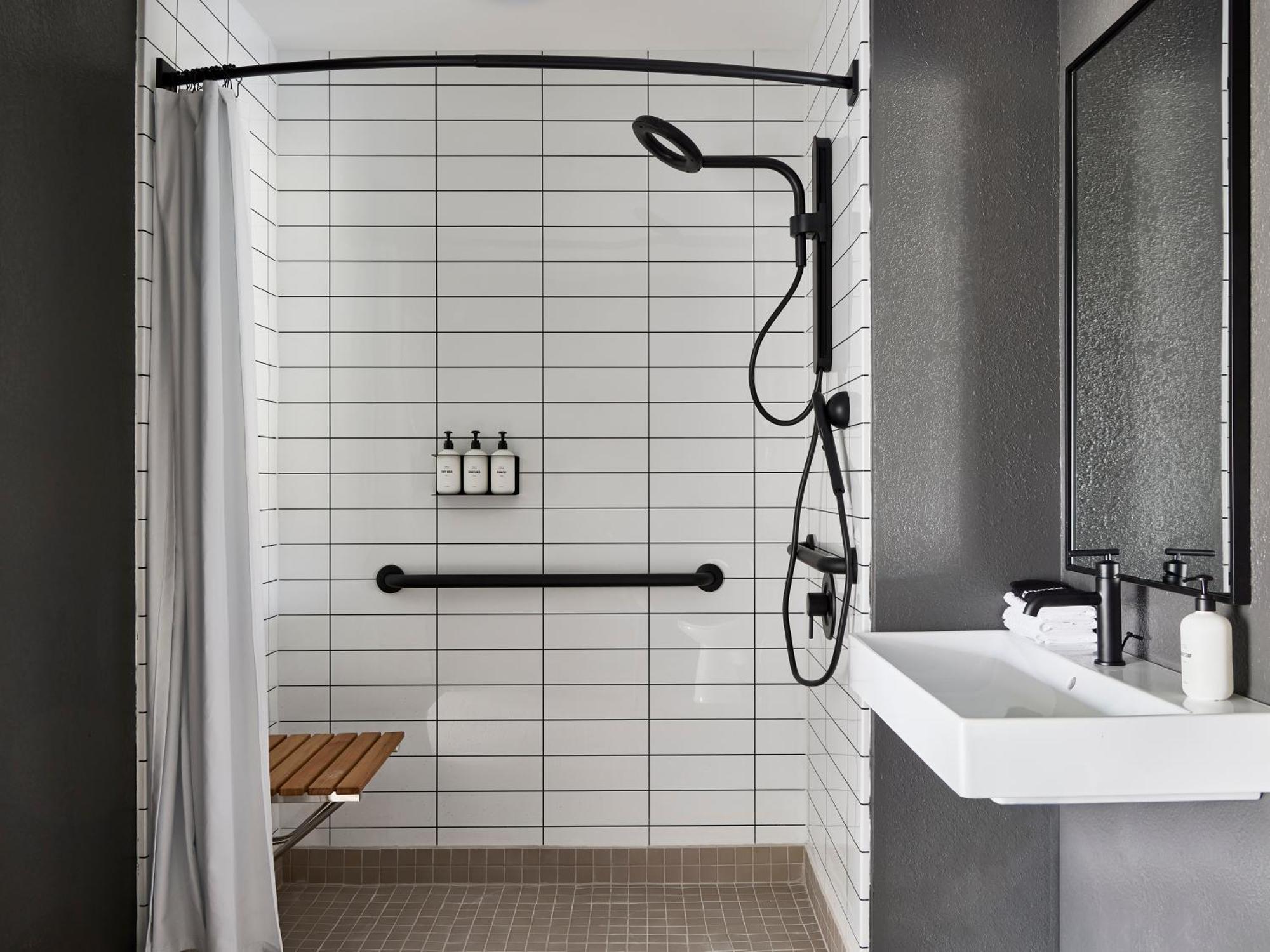 King Room Bath Tub Mobility Hearing Access or Non-Smoking