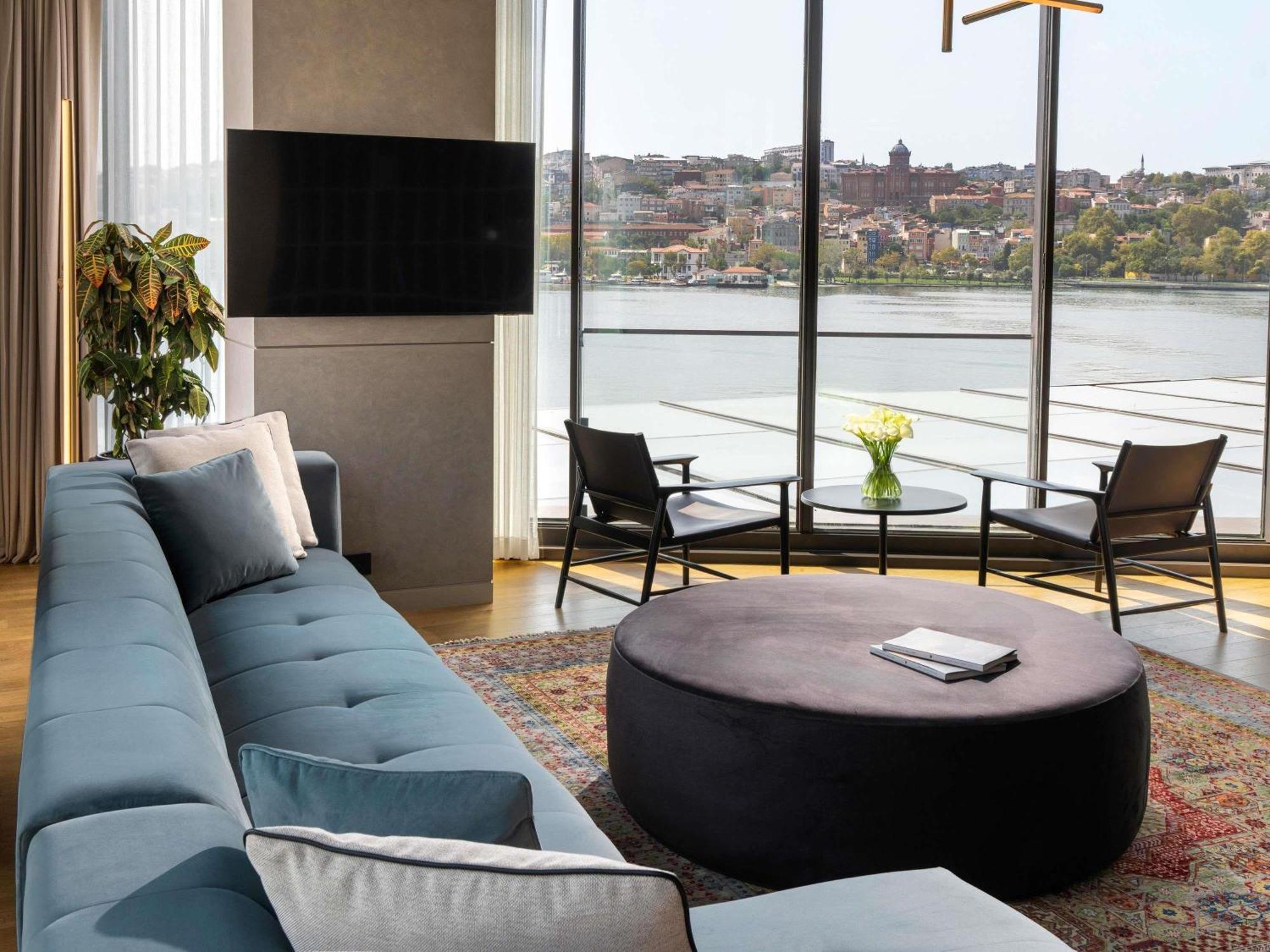 One-Bedroom Corner Suite with Sea View and Butler Service