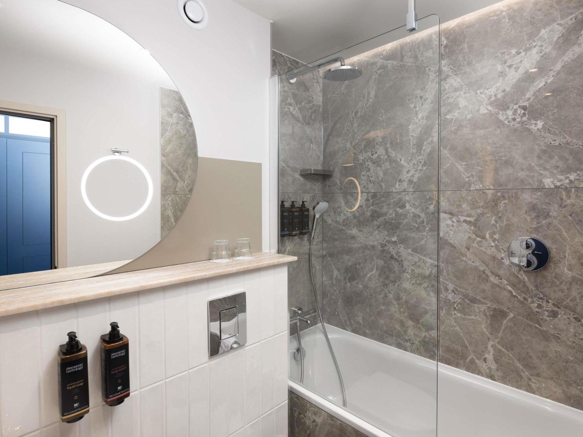 Superior King Room with Bath Tub and City View