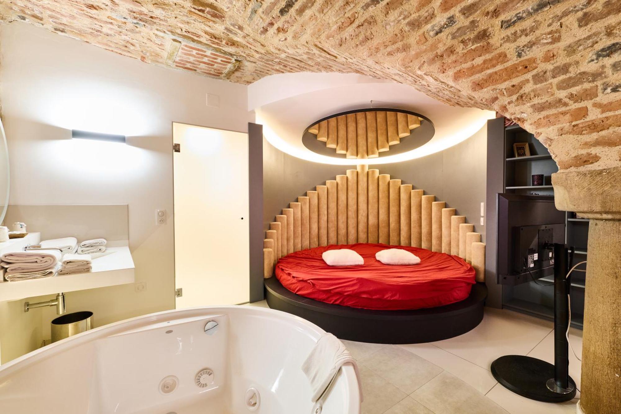 Suite de la Rose without windows