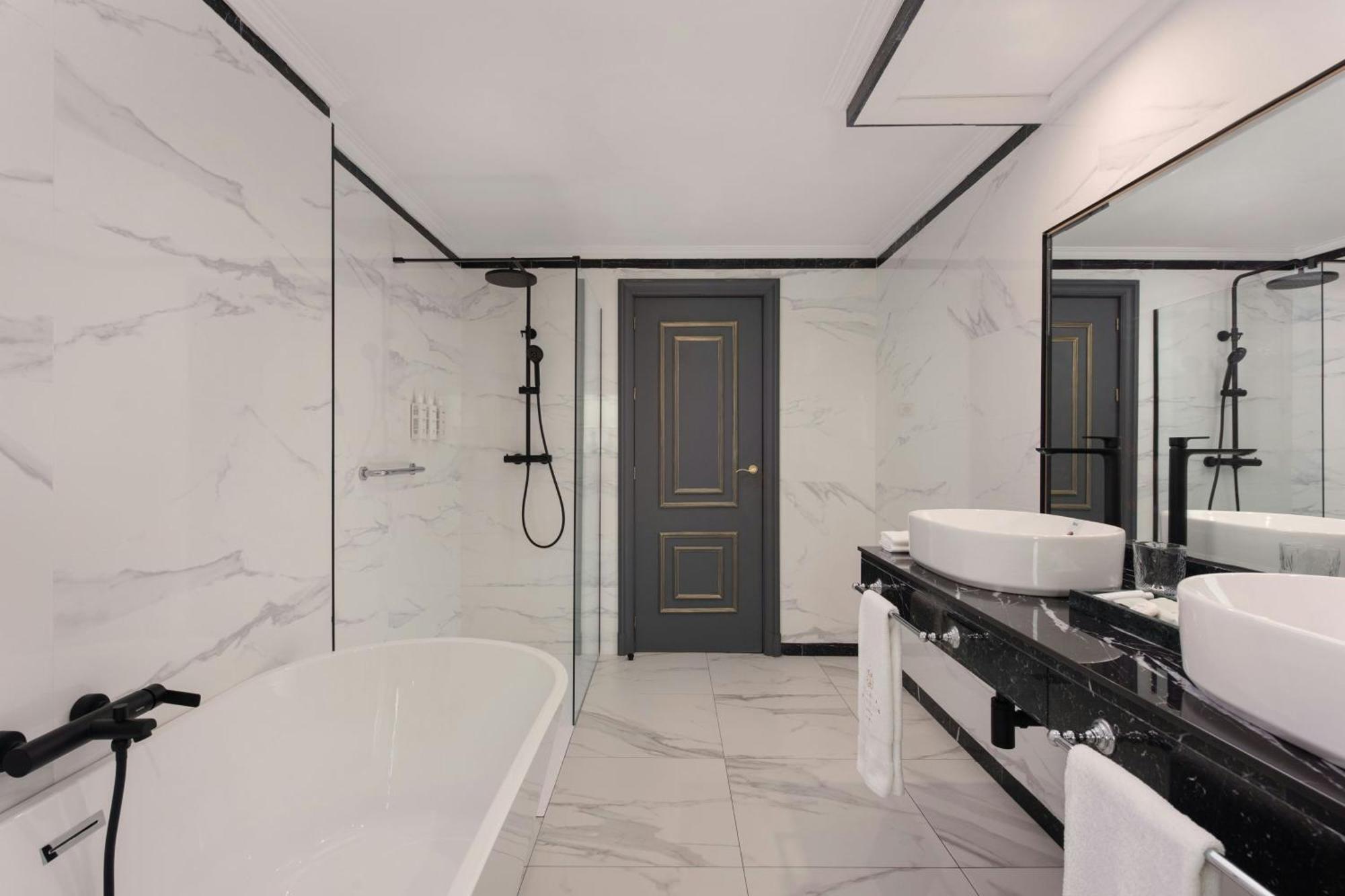 Suite Junior Tiffany con 1 dormitorio, 1 cama extragrande y vistas a la ciudad