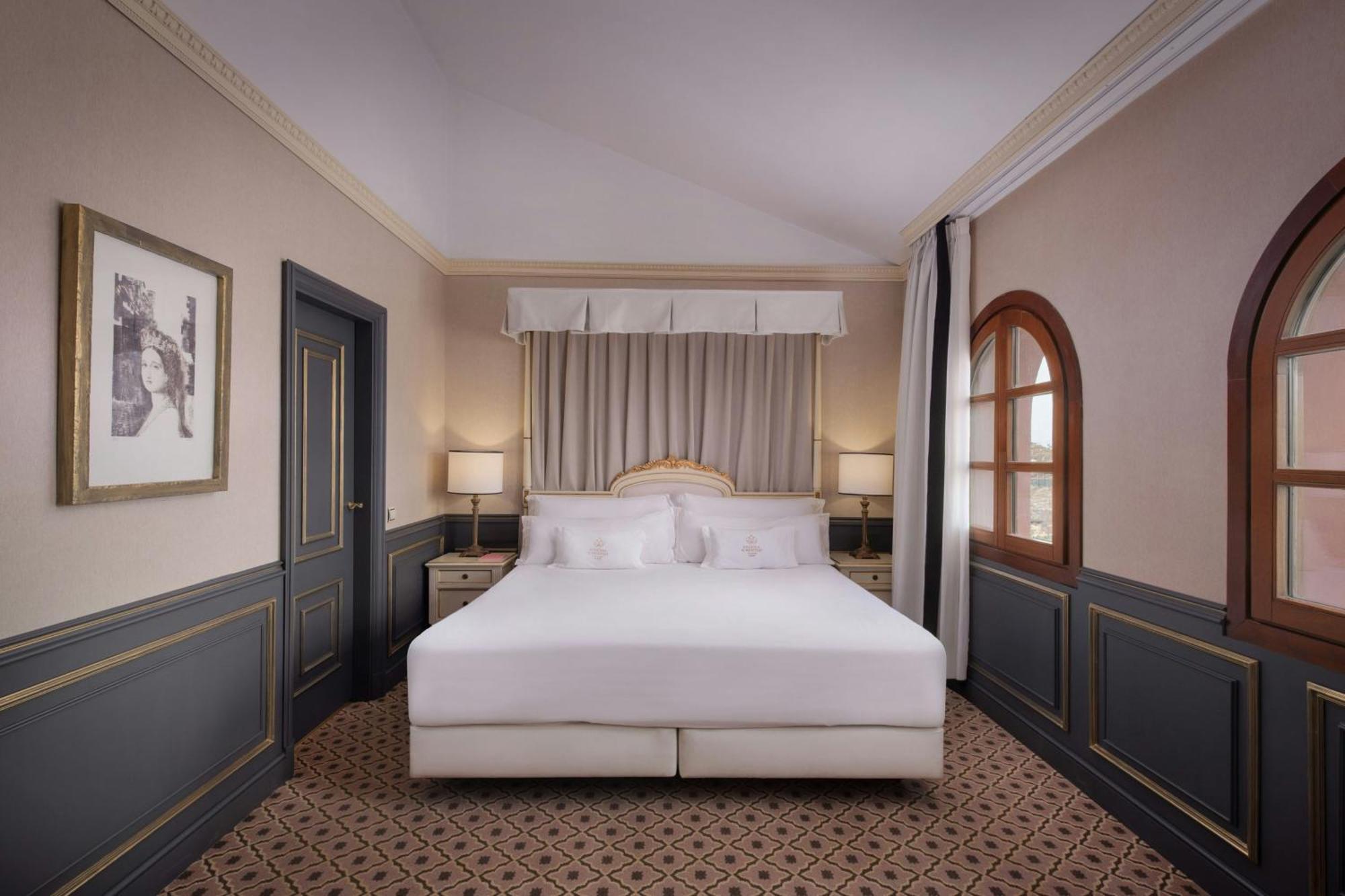 The Empress 1 Bedroom Suite 1 King City view