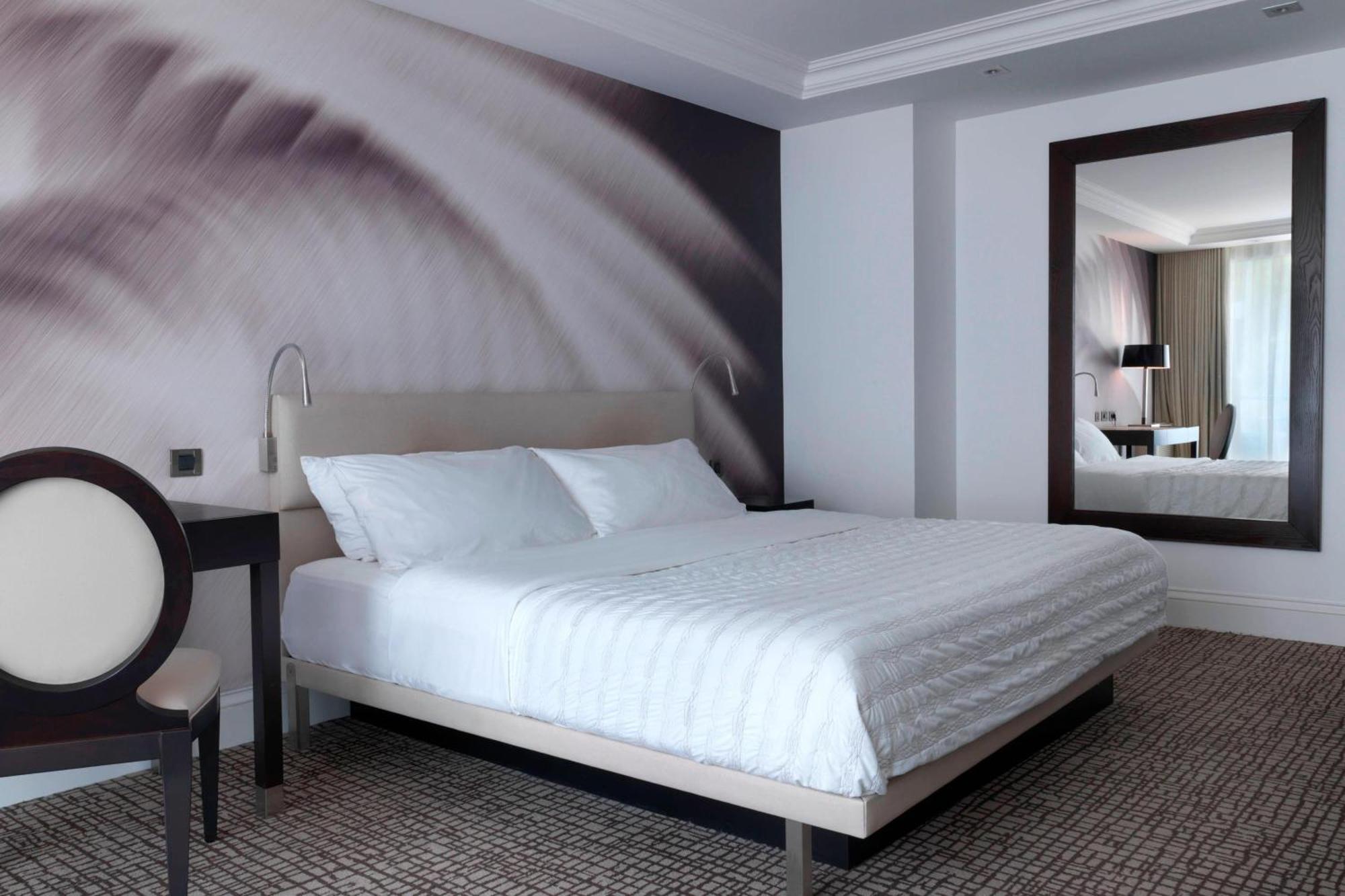 Deluxe Guest room 1 King Partial sea view Balcony