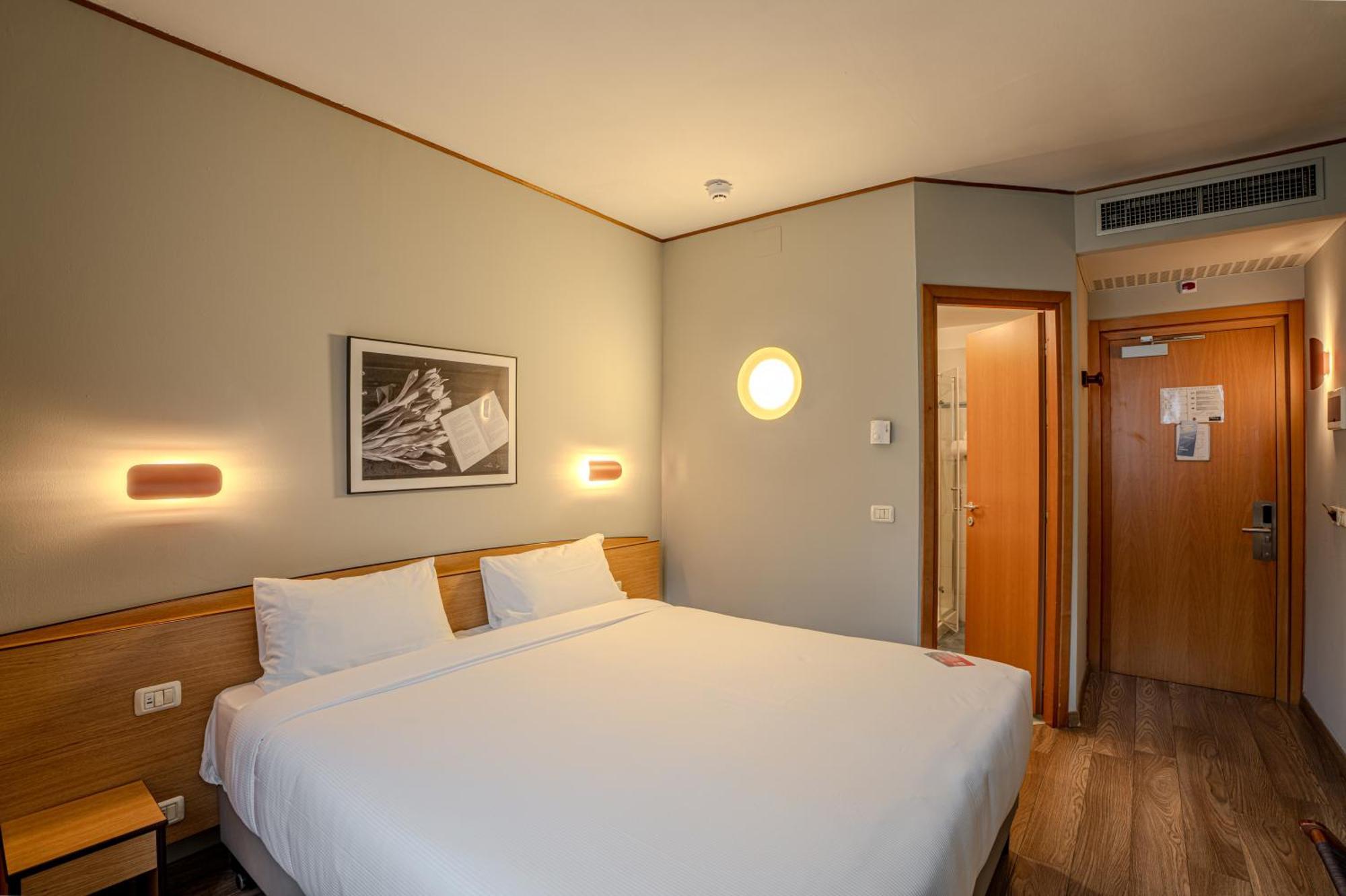 Standard Queen Room