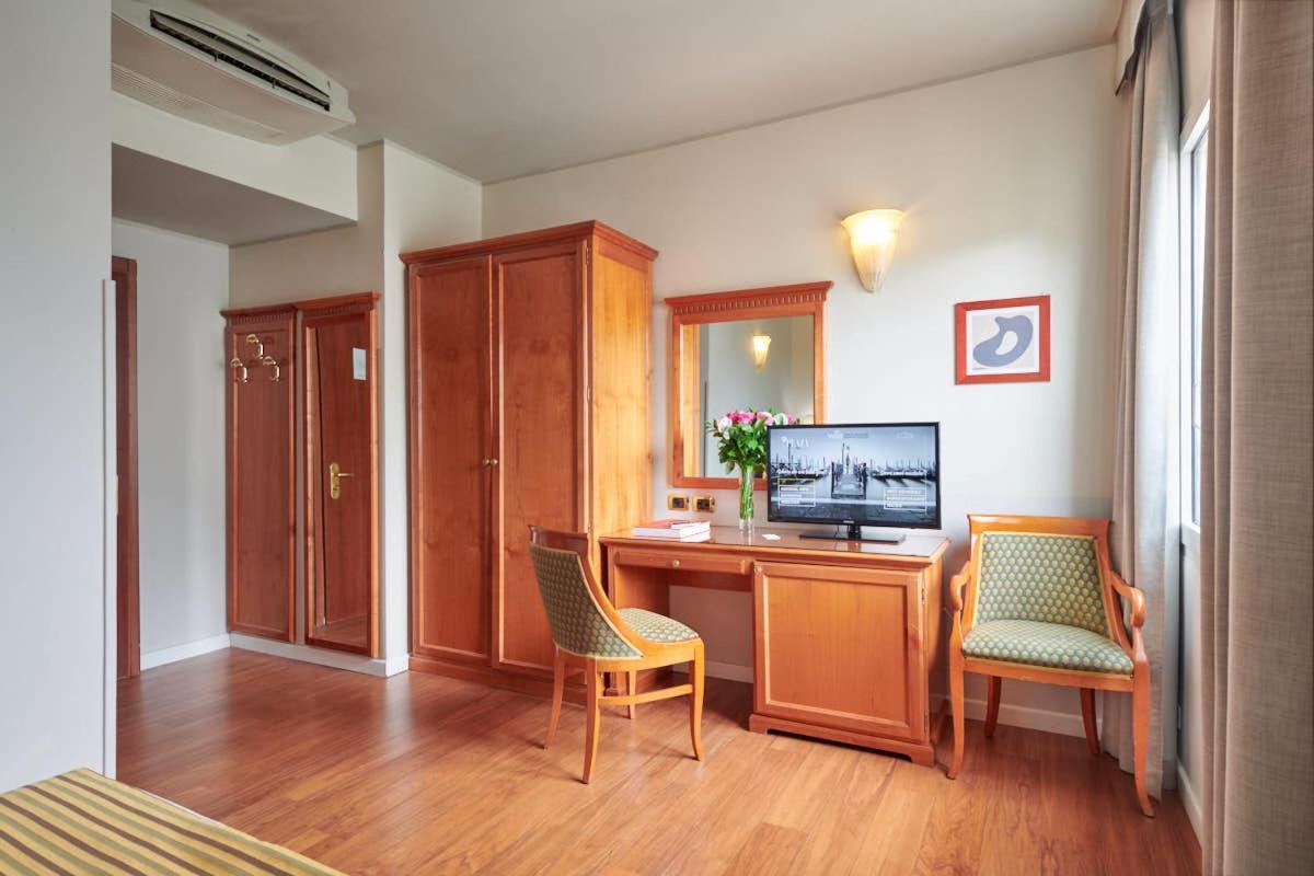 Quarto clássico com 2 camas individuais e cama extra
