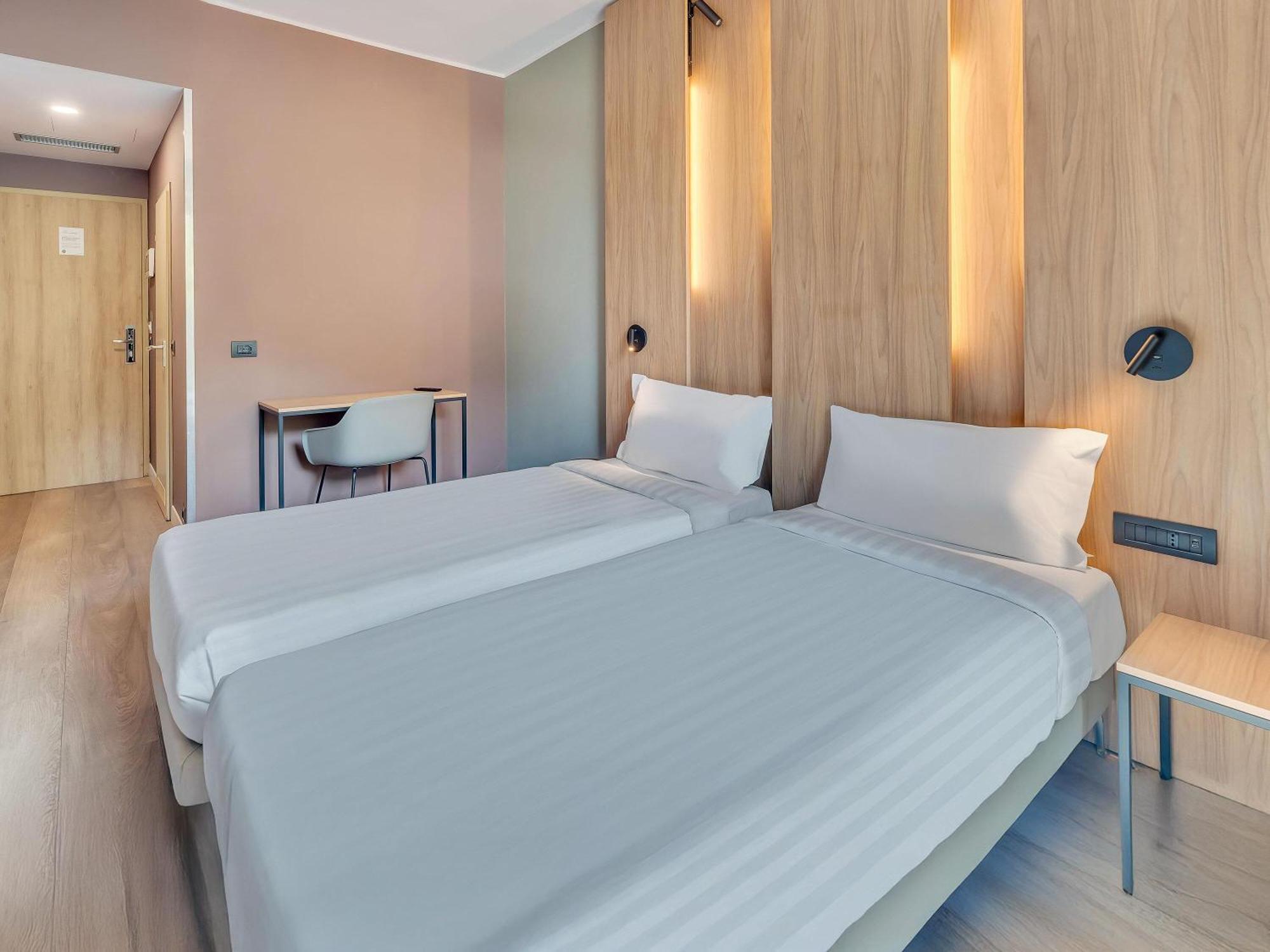 Twin Room,1742589111:JPEG