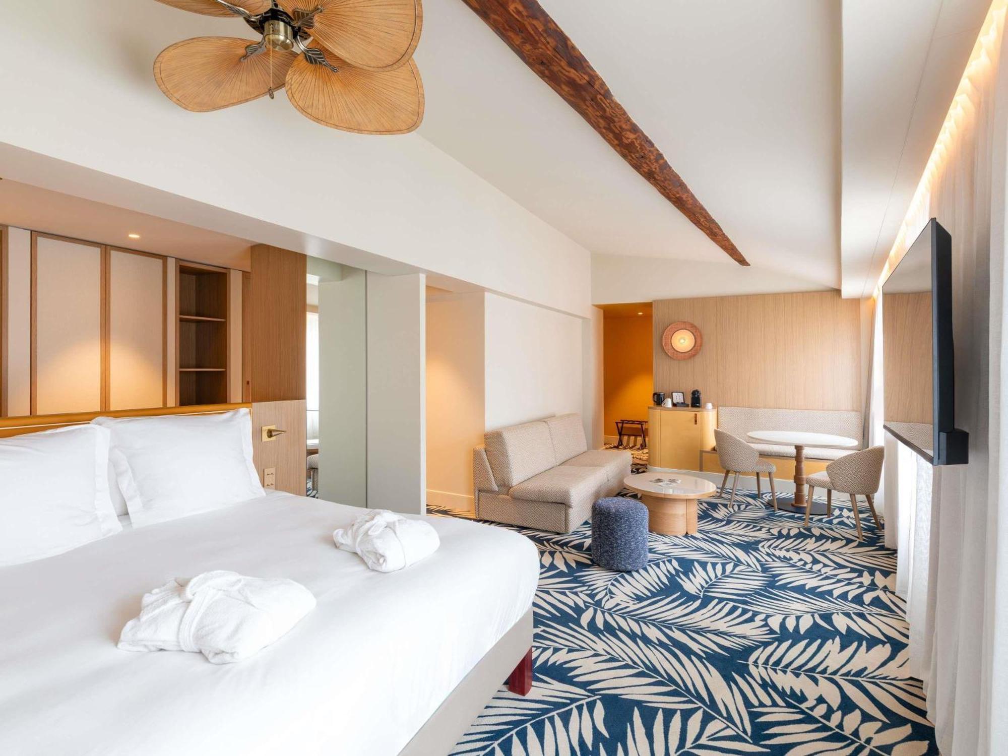Junior Queen Suite Sofa Bed Street View