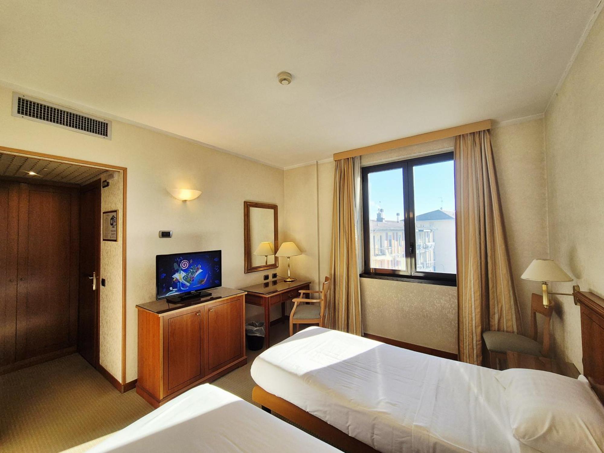 Twin Room,1746825318:JPEG