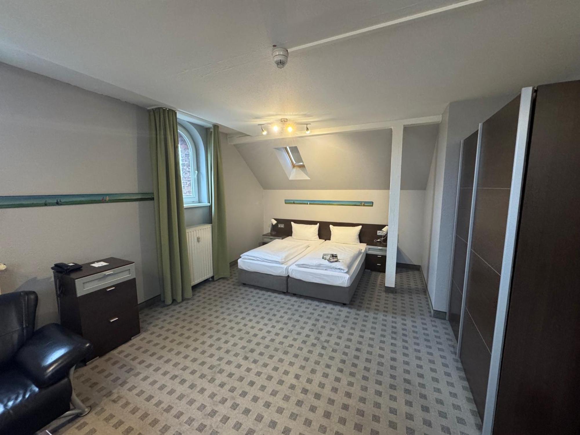 Large 1-Bedroom Apartment