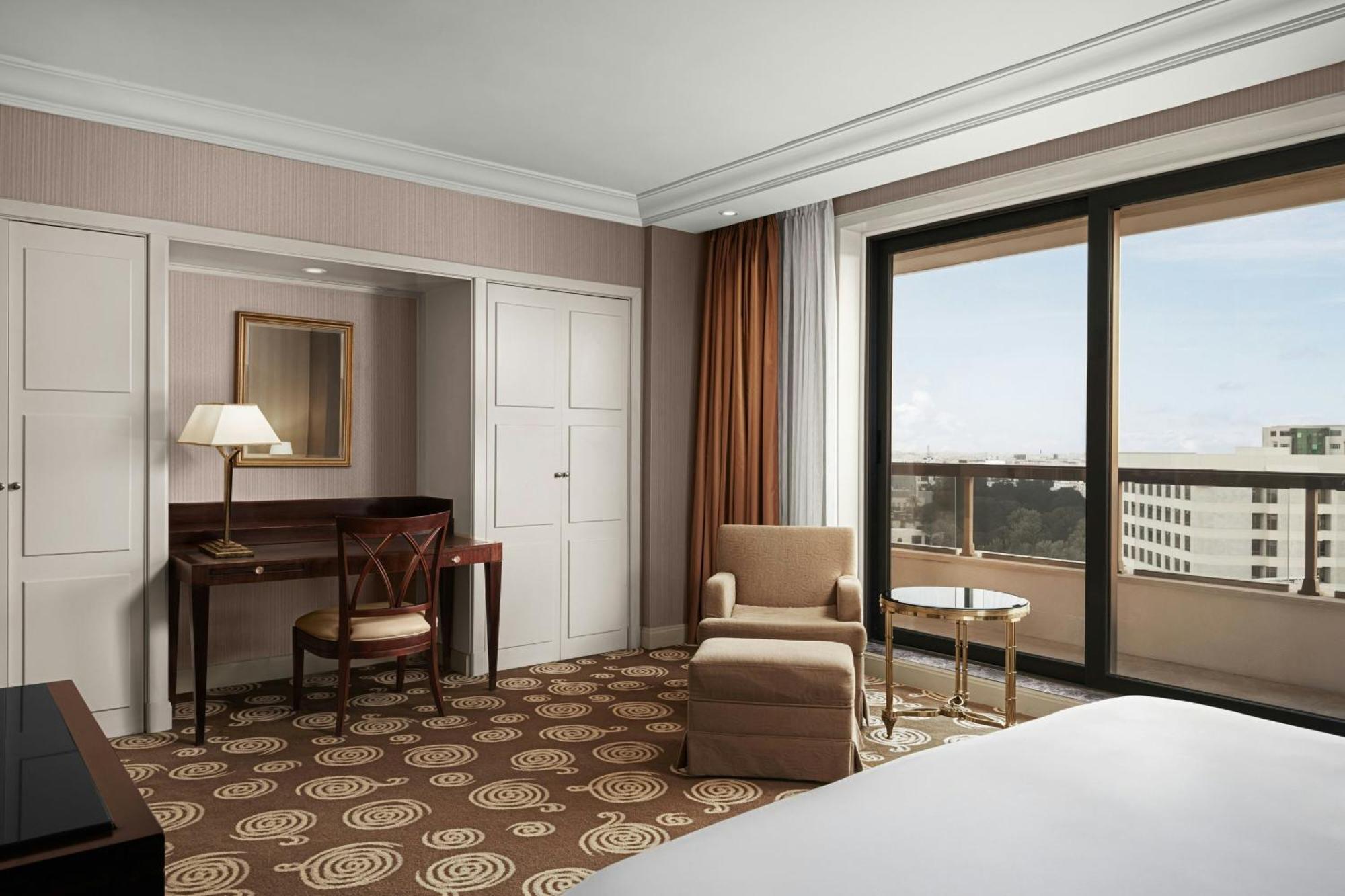 Club King Bed Club lounge access Guest room 1 King