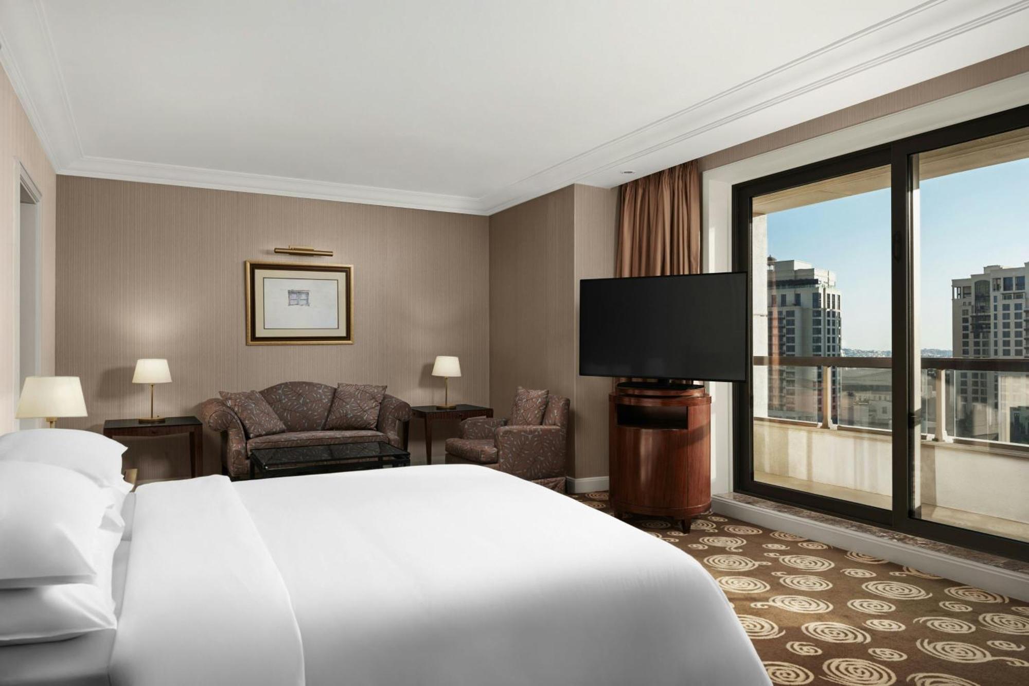 Junior Suite Club lounge access 1 King City view
