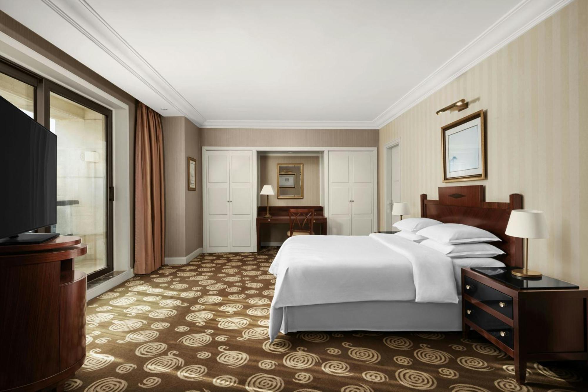 Junior Suite Club lounge access 1 King City view