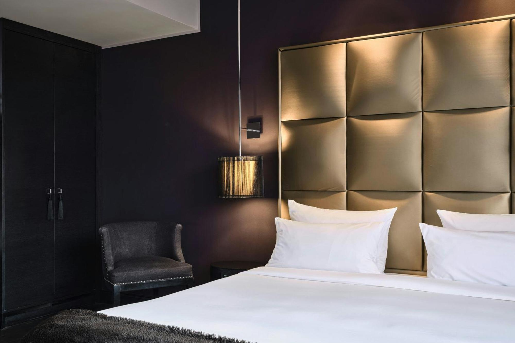 Select Queen Room with Courtyard View
