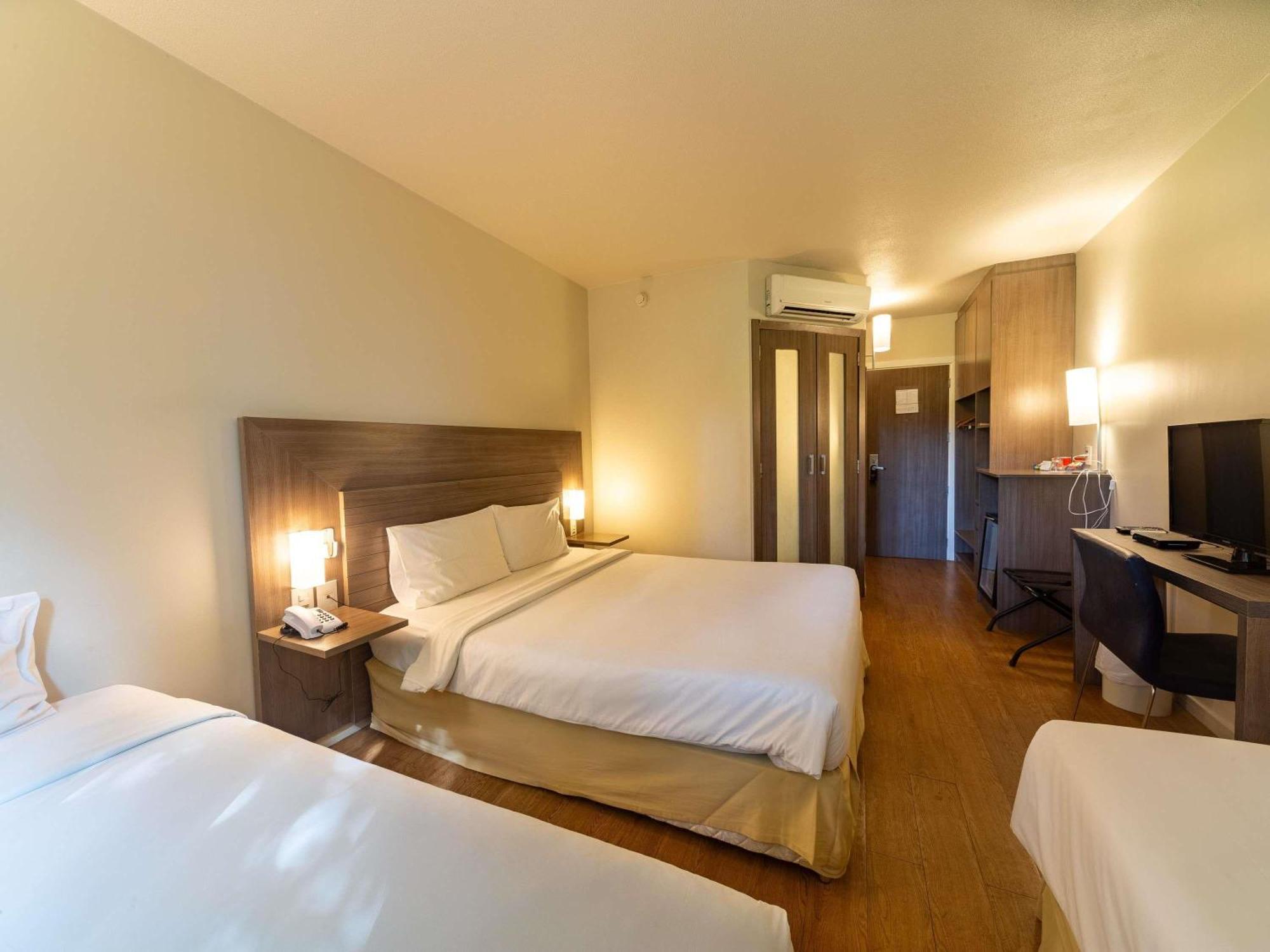 Quarto Duplo Superior com 1 Cama de Casal e 2 de Solteiro