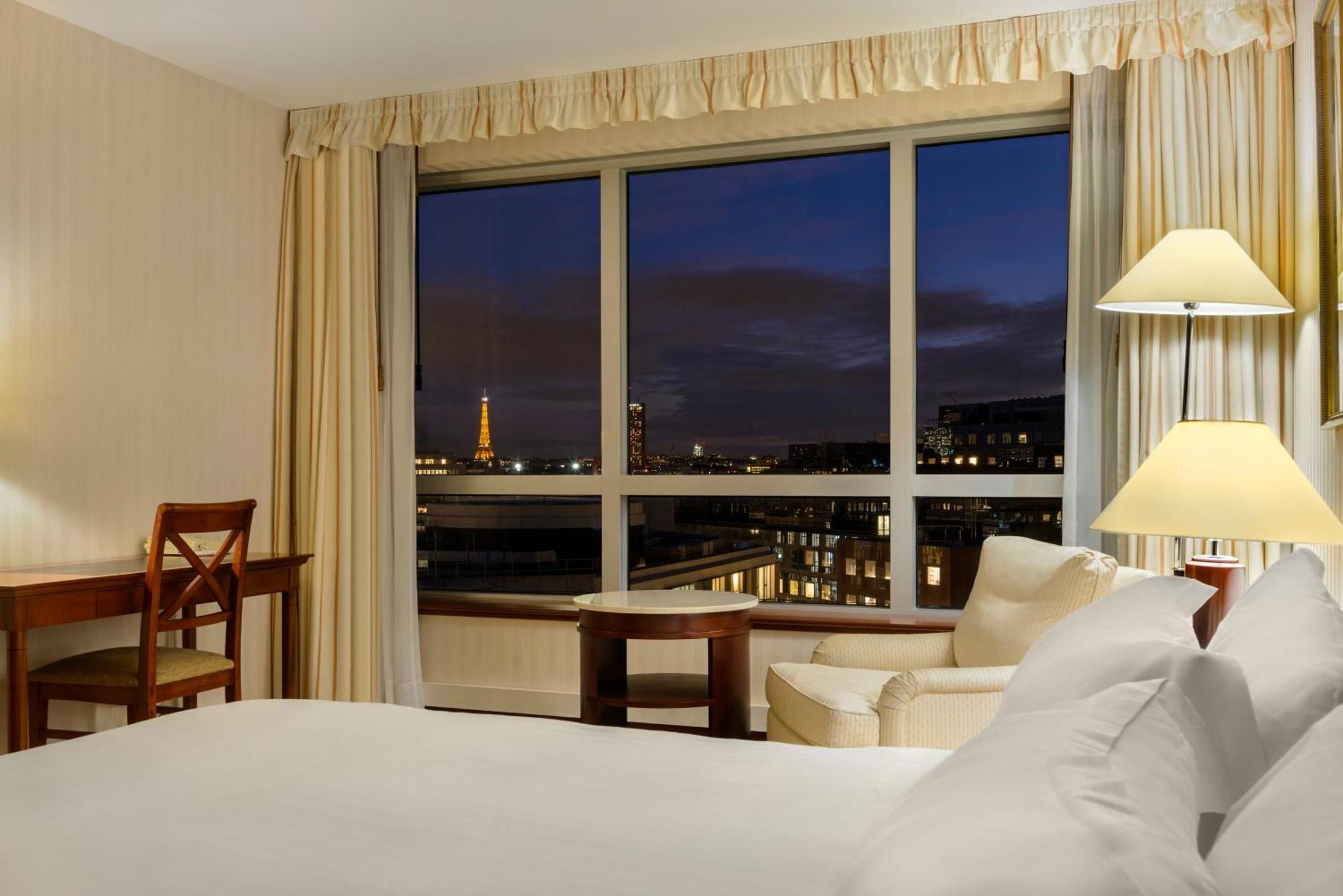 Deluxe views over Eiffel Tower